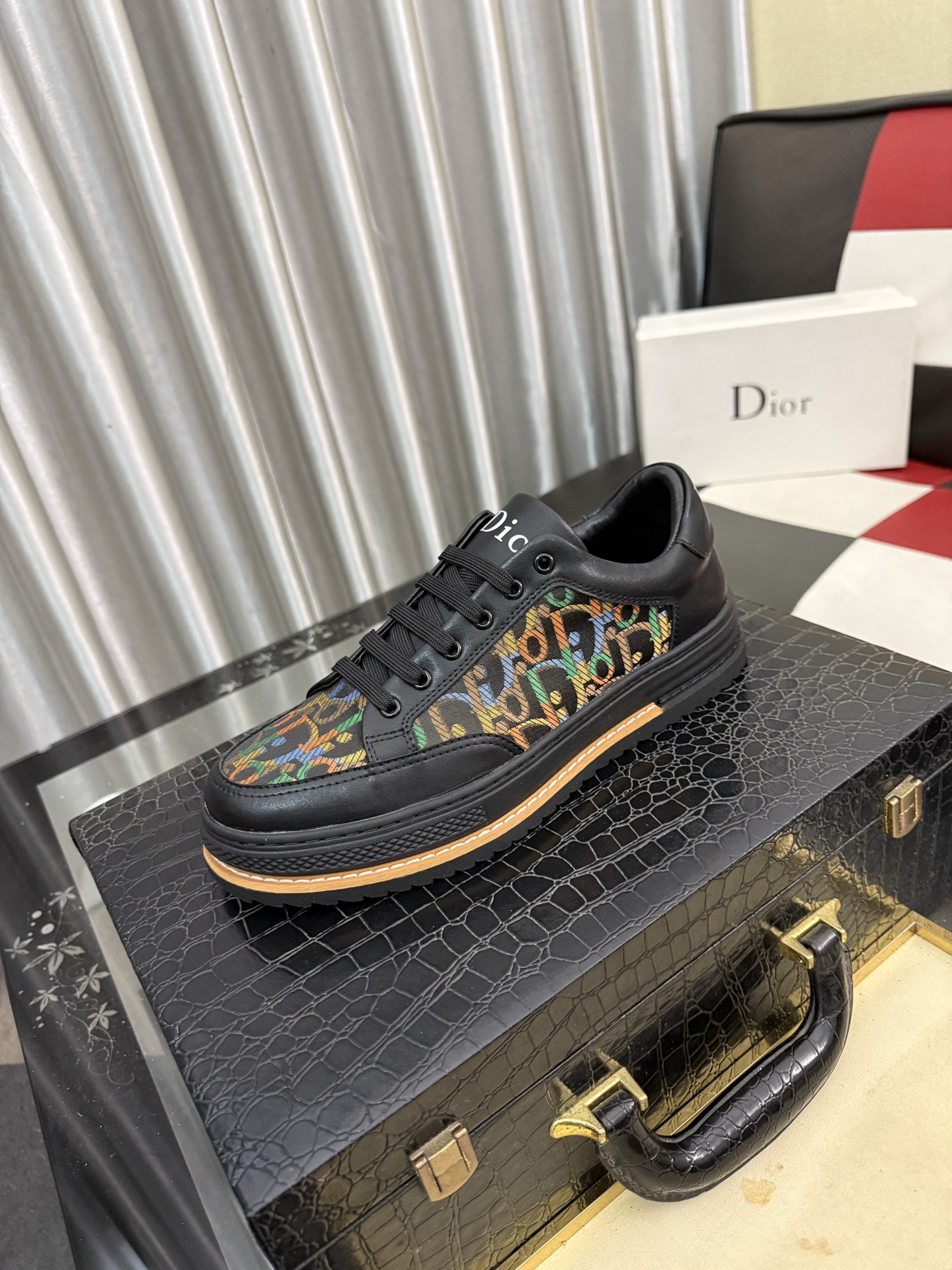 NO:888899,[Dior] Dior casual shoes are shipped. They are made of imported cowhide with brand material font. The heel is made of high-grade cowhide. Sheepskin lining. Comfortable to wear. Lightweight. Original last mold. Official website 11. Private mold outsole. Available in 38 to 442 colors. Dior, dior, cowhide, sheepskin19860909【Dior】迪奥休闲鞋出货,采用进口牛皮压搭配品牌料字体,后跟牛皮显凸出高档,羊皮内裡,穿着舒适,轻便,原版楦头开模,官网11,私模大底,码数38一442色可选,,dior,dior,cowhide,sheepskin,Men's shoes