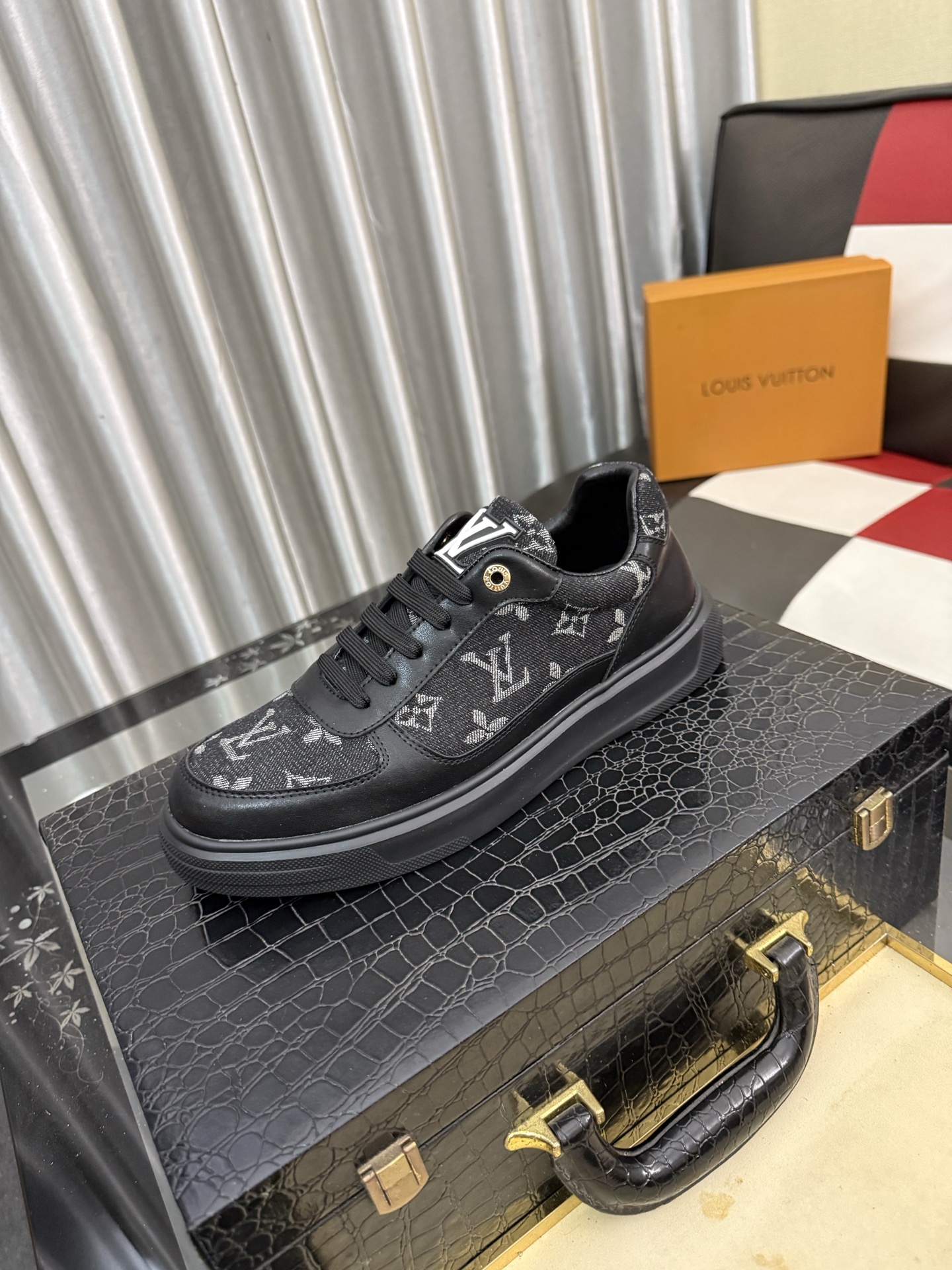 NO:888908,LV Louis Vuitton. The latest trendy shoes and casual shoes are popular in physical stores. New spring and summer comfortable imported custom original cowhide, unique jacquard fabric element design. With sheepskin lining, LV original bottom, [sun][sun] high-end packaging high-quality details determine the quality, you can enter and exit the counter at will, welcome to compare code numbers 38-443 colors available, louis vuitton, louis vuitton, cowhide, sheepskin19860909LV 路易威登.最新潮鞋休闲鞋实体店爆款.新品春夏季舒适进口定制原版牛皮,独特提花面料元素设计.搭配羊皮内里,Lv原版底,[太阳][太阳]高端包装高品质细节决定品质、可随意进出专柜,欢迎对比码数38-443色可选,,louis vuitton,louis vuitton,cowhide,sheepskin,Men's shoes