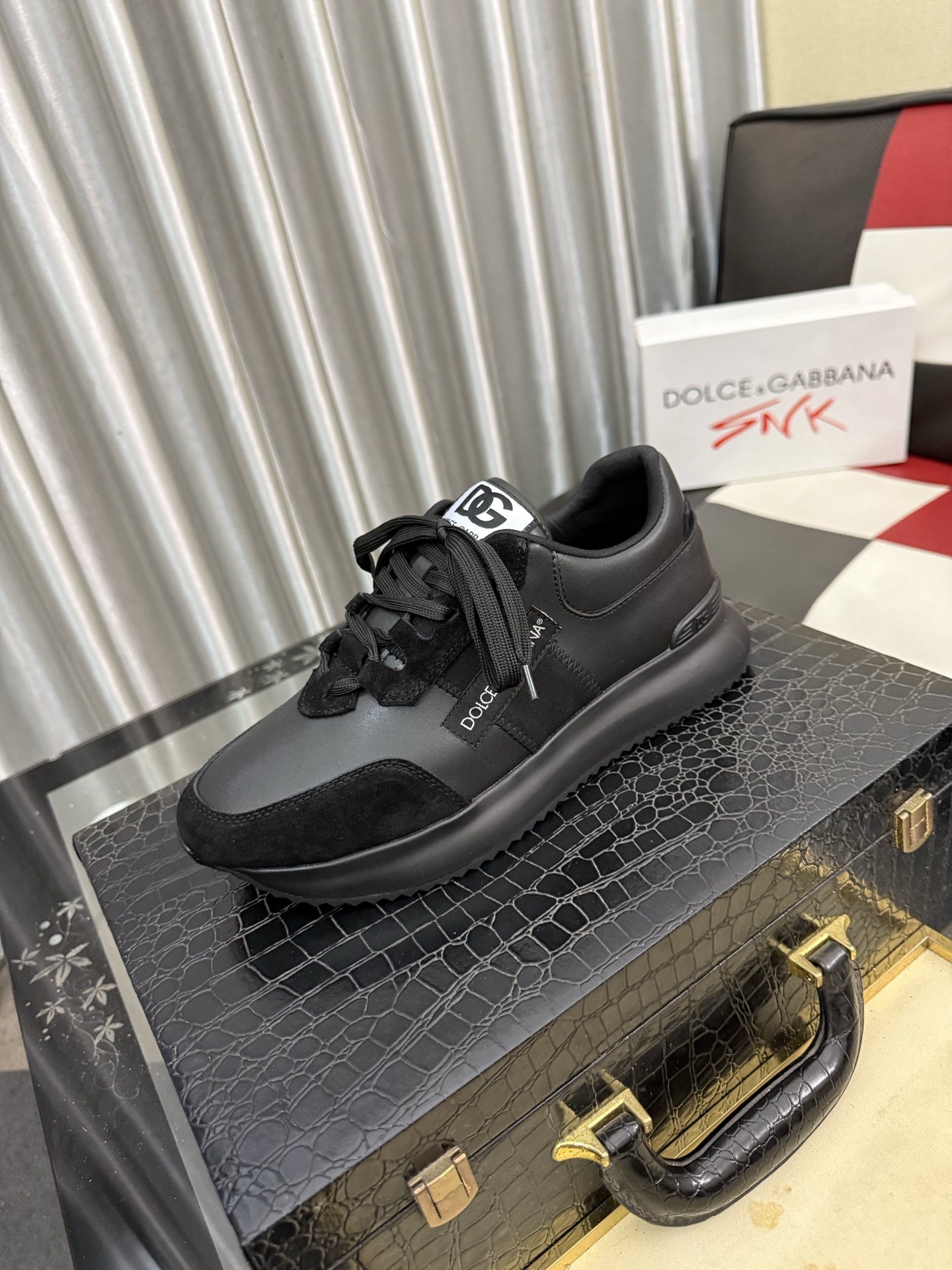 NO:888918,DG's latest popular casual shoes, the tongue has the brand's iconic details, and the combination of silk cowhide and cowhide velvet enhances the style. Fashionable and versatile, it can add luster to various looks. It creates a unique dynamic, energetic and modern exquisite design, showing a modern and elegant style. Size38-46,,cowhide19860909DG最新爆款休闲鞋,鞋舌带有品牌标志性细节,丝绸牛皮与牛反绒相结合提升格调.时尚百搭,可为各式造型增光添彩.塑造独具动感活力与摩登气息的精致设计,尽显现代优雅格调. Size38-46,,cowhide,Men's shoes