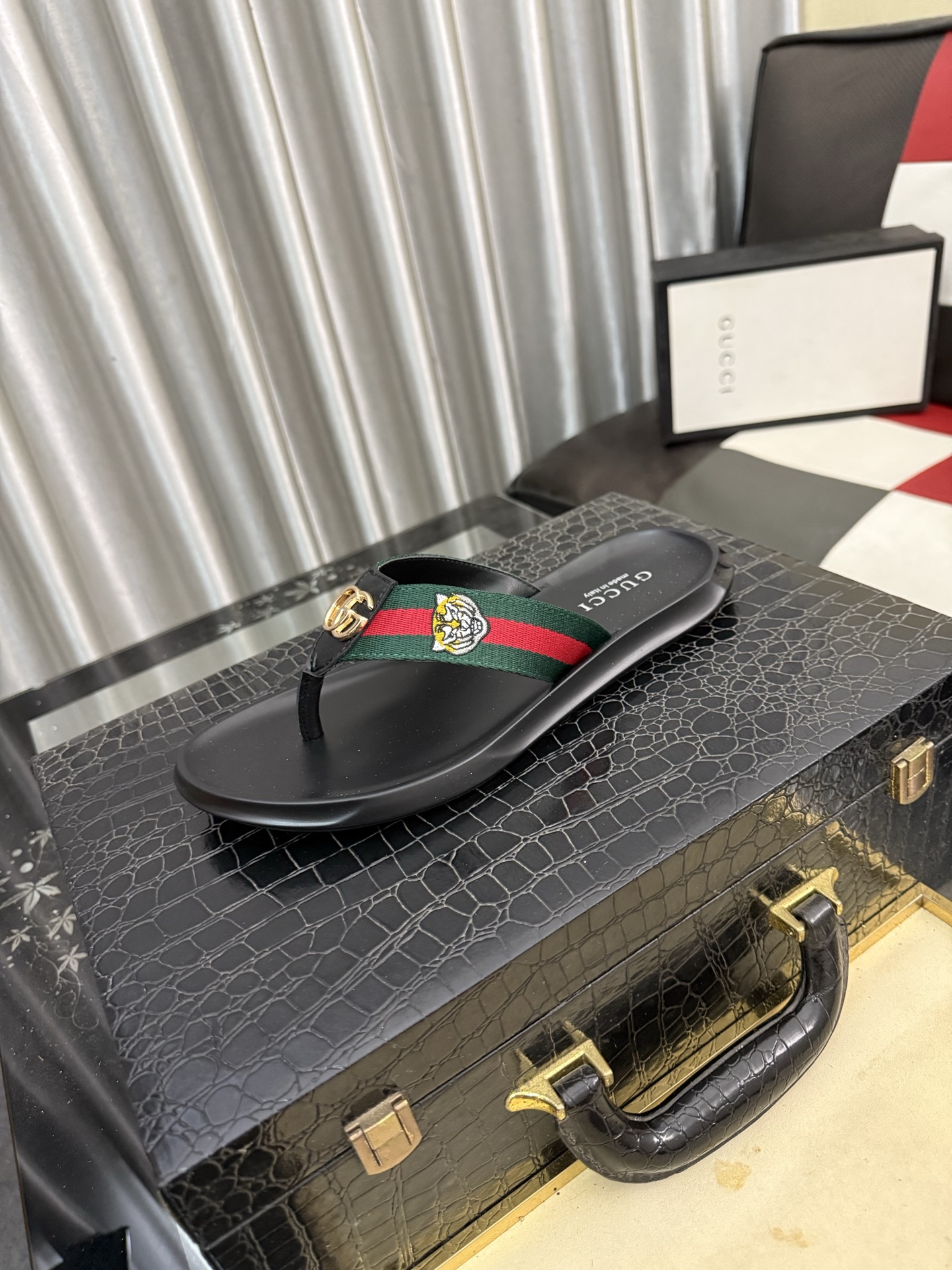 NO:898050,The latest Gucci slippers, Gucci Gucci, original 1.1 customized, cowhide embossed upper, super quality, classic counter style, original special material. Size 38-45,, gucci, gucci, slippers, cowhide19860909最新款古奇拖鞋,Gucci古驰,原版1.1订做,牛皮压花鞋面,超美品质,专柜经典款,原版特殊材料.码数38-45码,,gucci,gucci,slippers,cowhide,Men's shoes