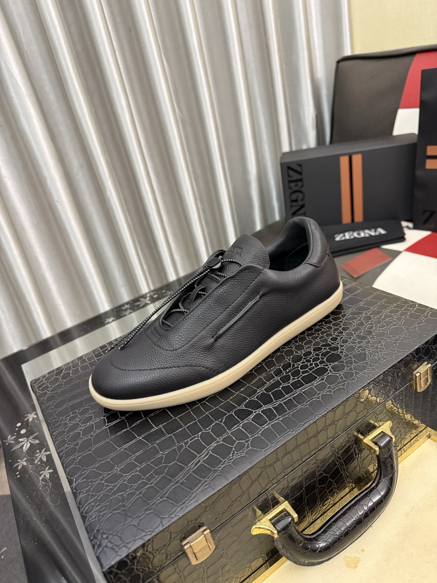 NO:898230,Zegna 'zegna*' latest popular casual shoes, top brand luxury ~ purchasing, top quality. [Strong] The upper is made of imported breathable fly weave with ten breathable sheepskin feet (·) and fine workmanship. The original style is fashionable and soft rubber wear-resistant outsole, light and comfortable on the foot, the real thing looks better in real photos, Size38-44,,zegna,sheepskin19860909杰尼亚《zegna*》最新·爆款休闲鞋,顶端品牌奢侈~代购,顶级~质量.[强]鞋面選用进口透气飞织搭配材质十透气羊皮垫脚(·)精细做工.原版个性时尚柔软橡膠耐磨大底,上脚轻巧舒适,实物拍摄實物更好看,Size38-44,,zegna,sheepskin,Men's shoes