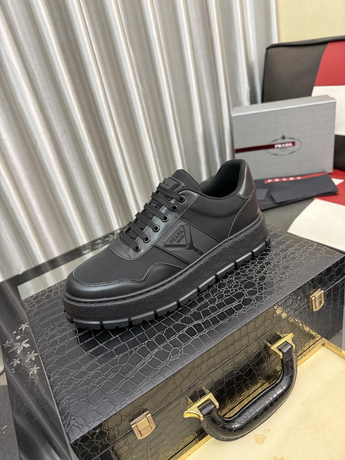 NO:898233,[PRADA] Prada - high-end quality original casual sports shoes - upper Nappa calfskin, brand high mercerized canvas, shoe body brand metal fasteners, tongue silk screen brand logo - lining water-dyed cowhide - outsole ultra-light TPU foam; molded outsole - ultra-high quality control, fine workmanship (high-end, luxury, grade) -Size 38-44,, prada, prada, sneakers, cowhide19860909【PRADA】普拉达 -高端品质 原单休闲运动鞋 -鞋面纳帕小牛皮、品牌高丝光帆布、鞋身品牌金属扣件、鞋舌丝印品牌logo -内里水染牛皮 -大底超轻TPU发泡；成型大底 -超高品控·做工精细凸显(高端·贵气·档次) -Size 38-44,,prada,prada,sneakers,cowhide,Men's shoes