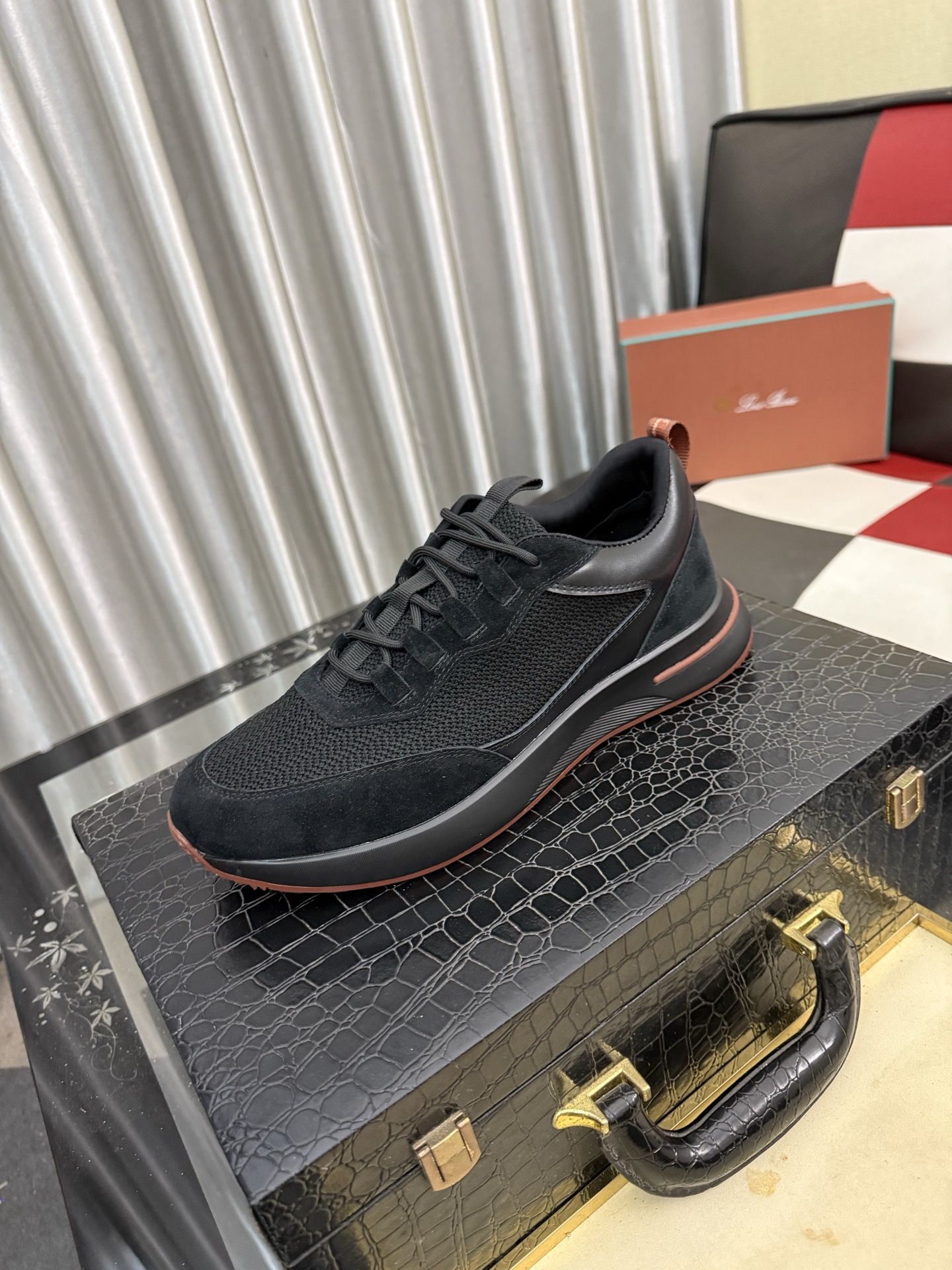 NO:898235,LP~. A must-have casual shoe for trendy men. Original brand imported from Italy, imported original leather, pig lining (refuses to discolor and grind the feet). Original factory special air cushion sole, French lazy style design. Fits the feet. Original quality. Super comfortable original sole. Size 39-46 [45.46 customization is non-refundable], loro piana19860909LP～.休闲鞋潮男必备款 意大利进口原版品牌,进口原版皮,猪里（拒绝脱色磨脚）鞋底原厂特供原版气垫底,法国懒人风格设计 贴脚 在贴原单品质 超舒服原版底 .码数39-46【45.46定制不退换】,,loro piana,Men's shoes
