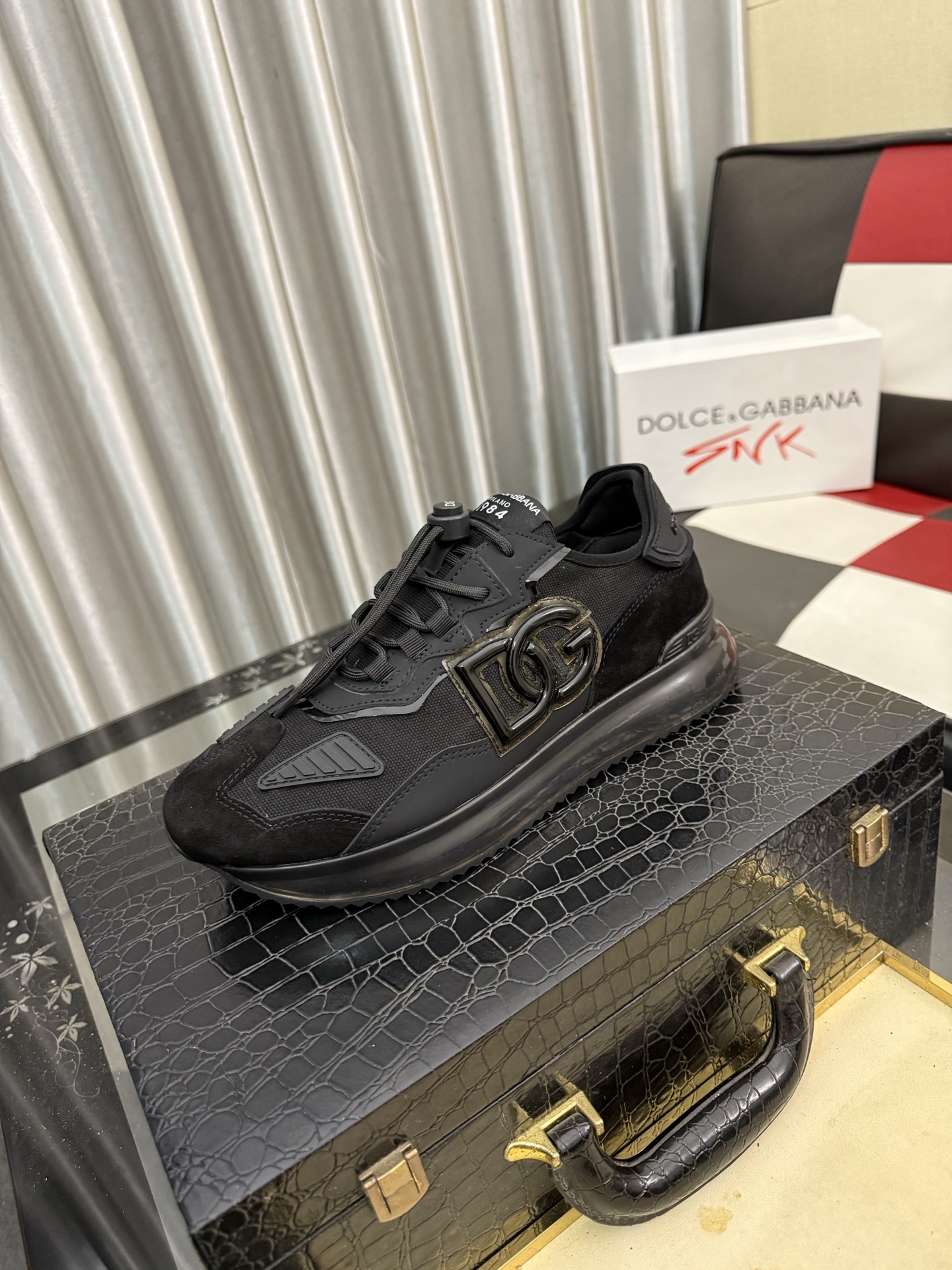 NO:898239,DG's latest popular casual shoes, the tongue has the brand's iconic details, and the combination of silk cowhide and cowhide velvet enhances the style. Fashionable and versatile, it can add luster to various looks. It creates a unique dynamic, energetic and modern exquisite design, showing a modern and elegant style. Size36-46,,cowhide19860909DG最新爆款休闲鞋,鞋舌带有品牌标志性细节,丝绸牛皮与牛反绒相结合提升格调.时尚百搭,可为各式造型增光添彩.塑造独具动感活力与摩登气息的精致设计,尽显现代优雅格调. Size36-46,,cowhide,Men's shoes