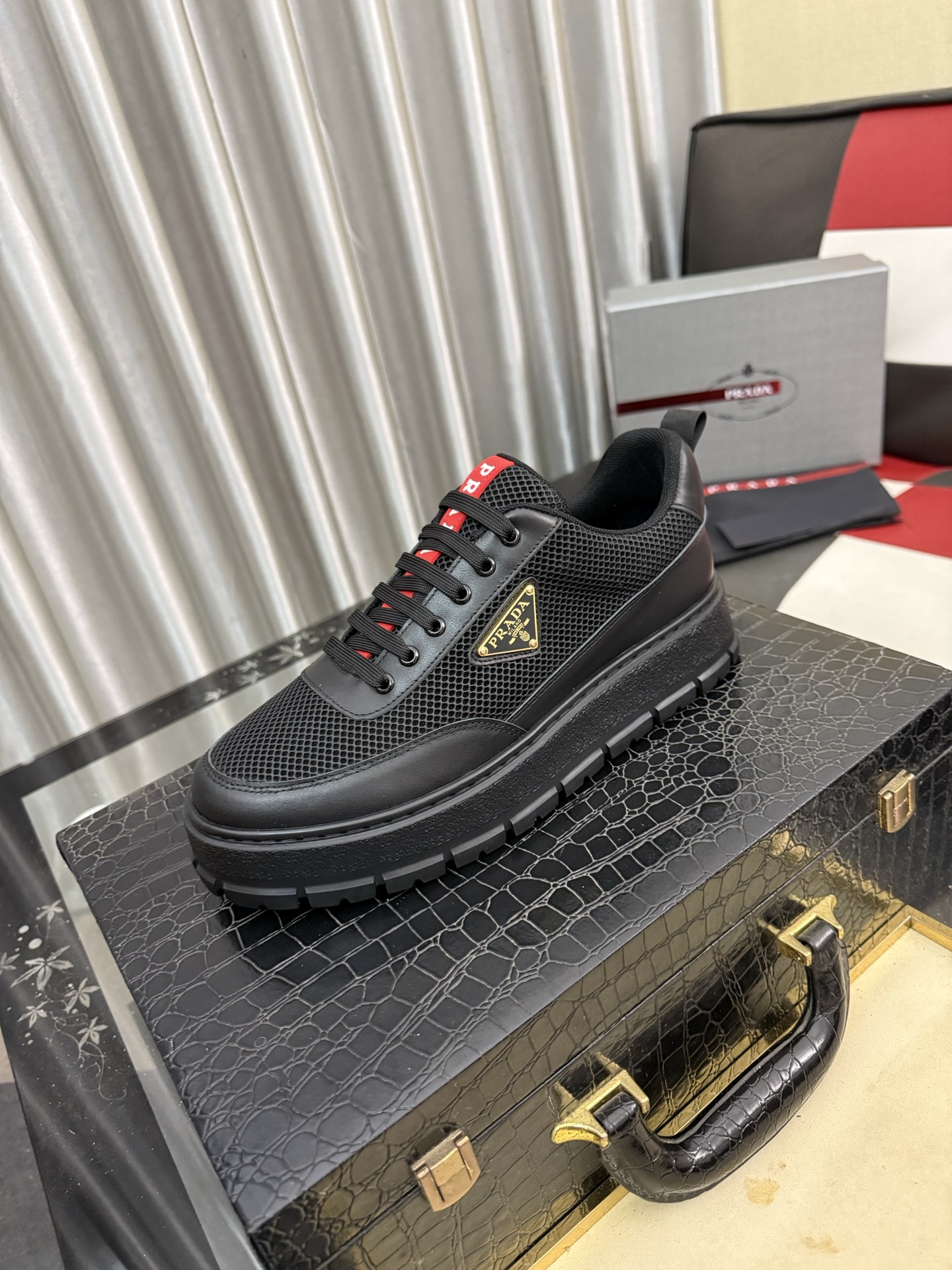 NO:898472,[PRADA] Prada - high-end quality original casual sports shoes - upper Nappa calfskin, brand high mercerized canvas, shoe body brand metal fasteners, tongue silk screen brand logo - lining water-dyed cowhide - outsole ultra-light TPU foam; molded outsole - ultra-high quality control, fine workmanship (high-end, luxury, grade) -Size 38-44,, prada, prada, sneakers, cowhide19860909【PRADA】普拉达 -高端品质 原单休闲运动鞋 -鞋面纳帕小牛皮、品牌高丝光帆布、鞋身品牌金属扣件、鞋舌丝印品牌logo -内里水染牛皮 -大底超轻TPU发泡；成型大底 -超高品控·做工精细凸显(高端·贵气·档次) -Size 38-44,,prada,prada,sneakers,cowhide,Men's shoes