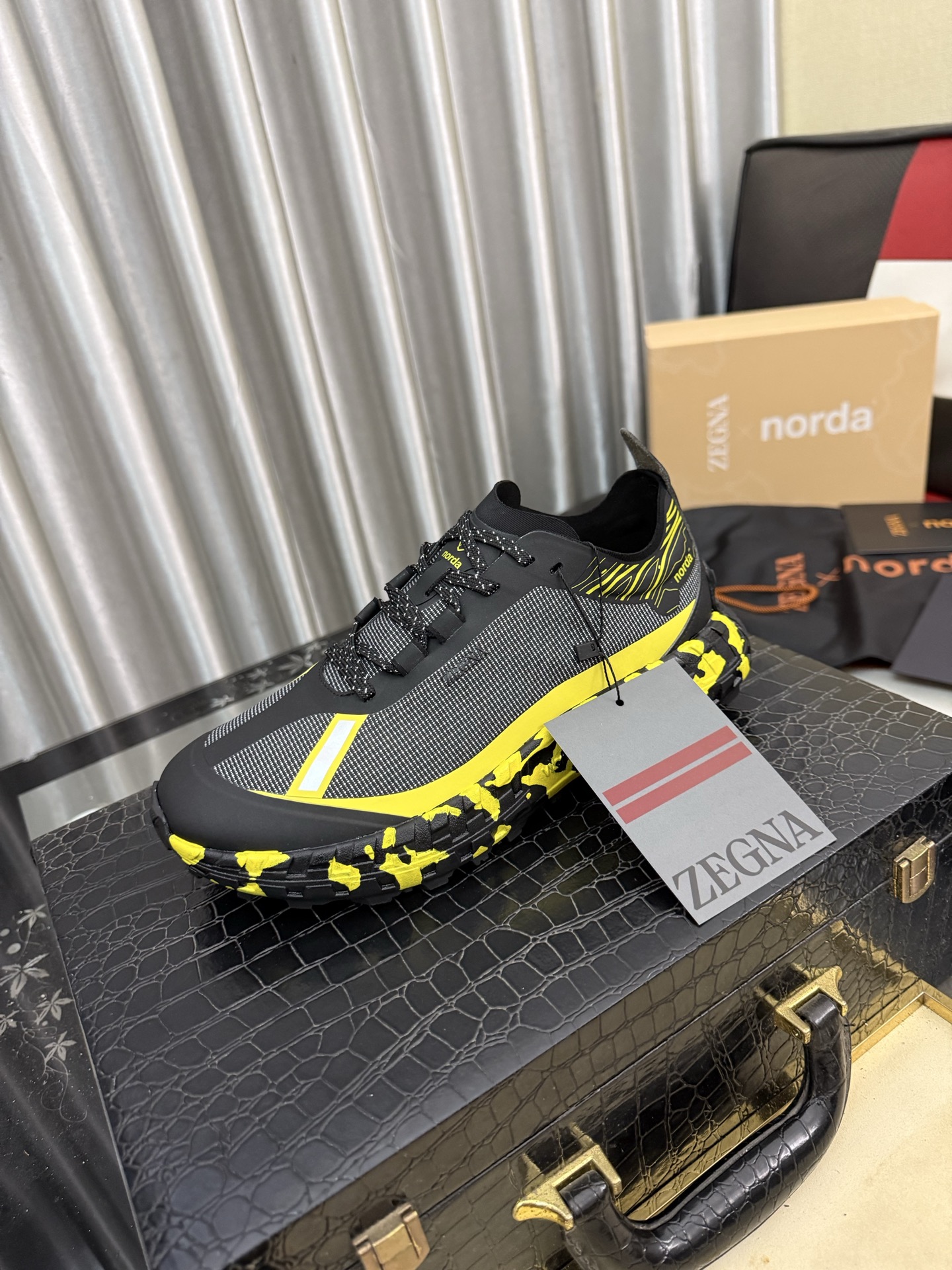 NO:898480,Top version ZEGNA x norda Zegna joint model outdoor cross-country running shoes casual sports shoes exclusive Zegna x norda 001 technical fabric sports shoes combine elegant Italian style and precision running shoe technology, committed to high performance through design. The upper of this running shoe is made of Dyneema material, with a lightweight Vibram sole. It is decorated with reflective details and is embellished with the logos of the two brands, making the overall look unique.  Original fabric, custom-made technical breathable mesh, original custom-made breathable mesh lining, original molded anti-slip foam sole, bottom thickness 4CM, Size: 39-46,,zegna,sneakers19860909顶级版本 ZEGNA x norda杰尼亚 联名款 户外 越野 跑步鞋 休闲 运动鞋 独家款  杰尼亚 x norda 001 科技面料运动鞋融汇优雅意式风格与精密跑鞋技术,致力以设计实现高性能.这款跑鞋的鞋面采用 Dyneema 材质制作而成,搭配质感轻盈的 Vibram 鞋底.饰以反光细节,缀饰两个品牌的标识,令整体造型别具风范 面料原版定制科技透气网面 内里原版定制透气网里 鞋底原版开模防滑发泡材质 底厚4CM Size:39-46,,zegna,sneakers,Men's shoes