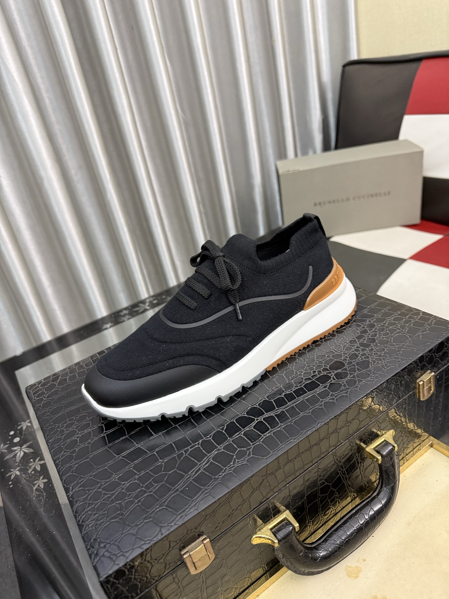 NO:898648,New Brunello Cucinelli spring and summer lace-up casual sports shoes for men. BC is the world's top luxury brand from Italy. Breathable fly-knit cashmere upper. High-temperature fused TPU on the upper. Unique design. Simple yet individual. Elastic and super-elastic Jiaji cloth at the shoe collar + universal stitching embellishment. The lining is white benzene-dyed special calfskin + 0.5mm round punching design. The foot pads are highly elastic foam and the cowhide lining is aligned. The upper foot is comfortable, breathable and not stuffy. The TPU+PU outsole is integrated.  The shoe box adopts the original drawer style with shoe storage bag. Size: 38-44, brunello cucinelli, cowhide19860909新品Brunello Cucinelli春夏系带休闲运动男鞋 BC来自意大利的世界顶级奢侈品牌 鞋面透气飞织羊绒面 鞋面高温熔断TPU 独特设计 简约不失个性 鞋口松紧超弹佳集布+万能针车点缀 内里是本白色苯染专用小牛皮+0.5mm圆形冲孔设计 脚垫高弹发泡与牛里对贴 上脚舒服透气不闷脚 TPU+PU大底一体成型 鞋盒采用原版抽屉式 配鞋履收纳袋 码数:38-44,,brunello cucinelli,cowhide,Men's shoes