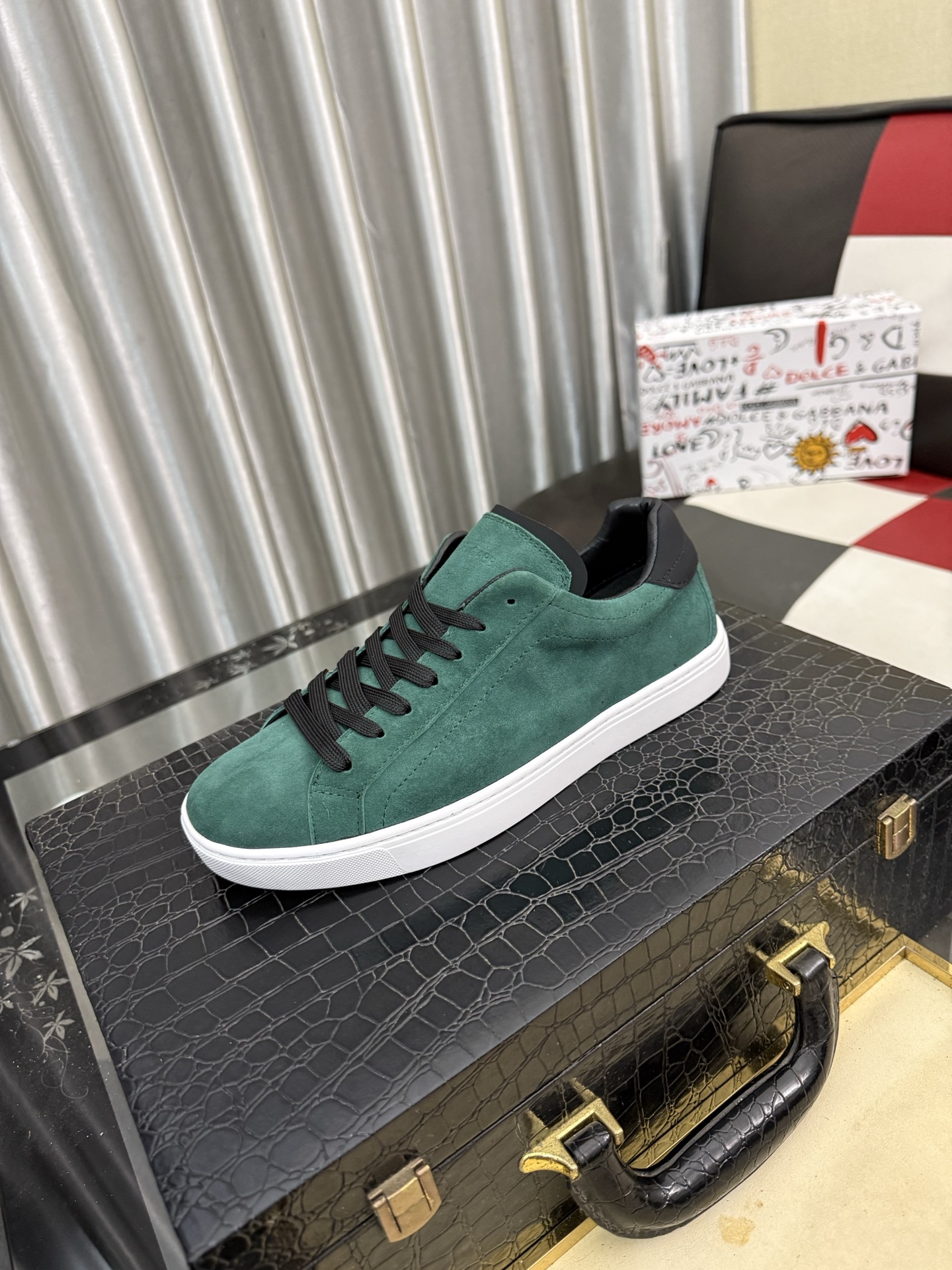 NO:929873,DG's latest popular casual shoes, the tongue has the brand's iconic details, and the combination of silk cowhide and cowhide velvet enhances the style. Fashionable and versatile, it can add luster to various looks. It creates a unique dynamic, energetic and modern exquisite design, showing a modern and elegant style. Size38-46,,cowhide19860909DG最新爆款休闲鞋,鞋舌带有品牌标志性细节,丝绸牛皮与牛反绒相结合提升格调.时尚百搭,可为各式造型增光添彩.塑造独具动感活力与摩登气息的精致设计,尽显现代优雅格调. Size38-46,,cowhide,Men's shoes
