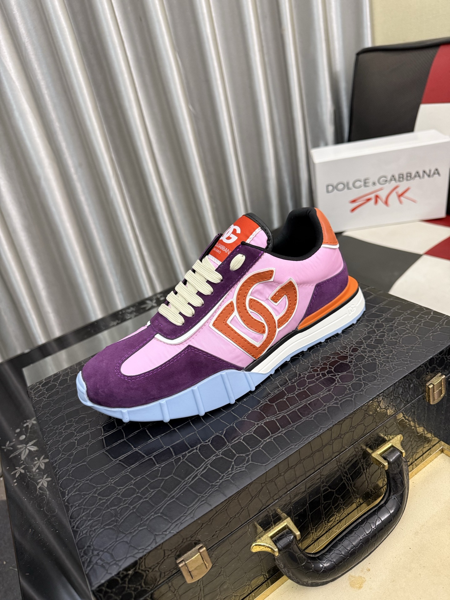NO:929885,DG's latest popular casual shoes, the tongue has the brand's iconic details, and the combination of silk cowhide and cowhide velvet enhances the style. Fashionable and versatile, it can add luster to various looks. It creates a unique dynamic, energetic and modern exquisite design, showing a modern and elegant style. Size36-46,,cowhide19860909DG最新爆款休闲鞋,鞋舌带有品牌标志性细节,丝绸牛皮与牛反绒相结合提升格调.时尚百搭,可为各式造型增光添彩.塑造独具动感活力与摩登气息的精致设计,尽显现代优雅格调. Size36-46,,cowhide,Men's shoes
