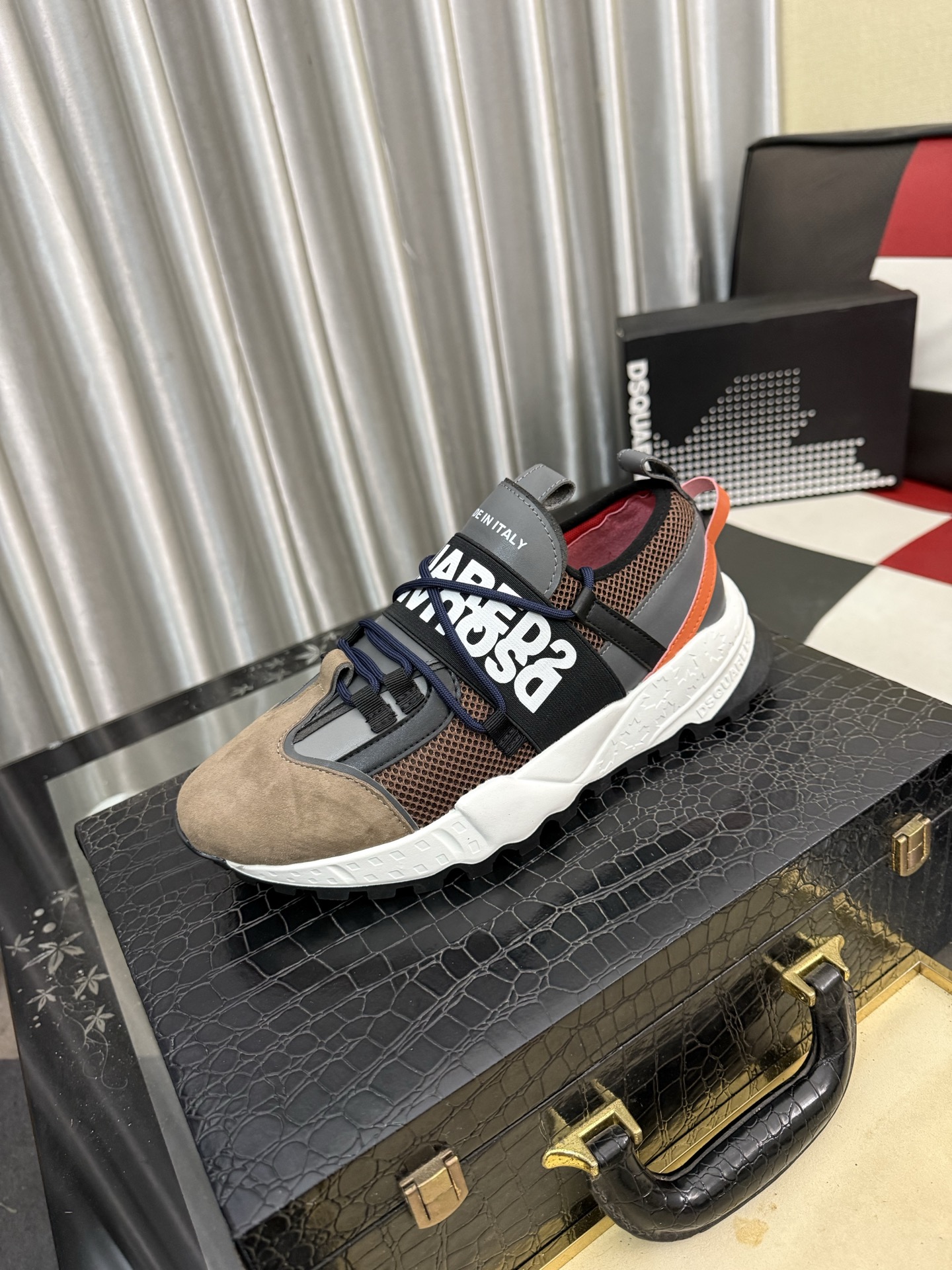 NO:929897,D2's new top-notch casual shoes for street men are coming and are available at counters simultaneously. Original factory configuration, original woven material imported from Italy, soles specially supplied by the original factory, original soles are super comfortable, original factory follow-up goods, code number 38-46,19860909D2新款顶级代购炸街男神休闲鞋新品来袭专柜同步发售原厂配置,意大利进口原版编织材质 鞋底原厂特供原版底超级舒适,原厂跟单货 码数 38-46,,Men's shoes