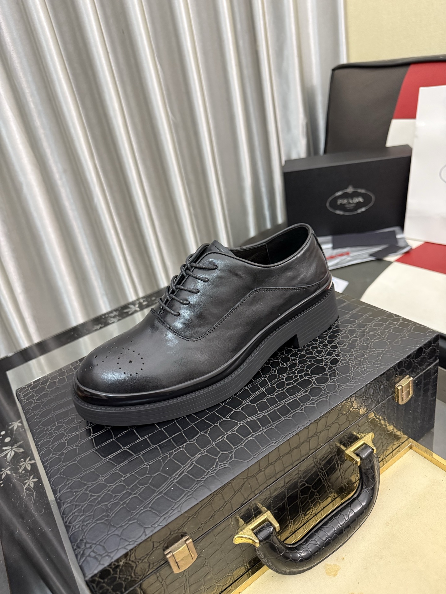 NO:929907,[PRADA Leather Shoes] Top Purchasing Agency Original imported Italian custom-made open edge beaded cowhide leather, fully imported water-dyed breathable cowhide lining, original factory special molded sole super comfortable, code number 38-443 colors available, prada, prada, cowhide19860909【PRADA 普拉达皮鞋】顶级代购 意大利进口原版定制开边珠牛皮面、全进口水染透气牛皮里垫、原厂特供原版成型底超级舒适,码数38-443色可选,,prada,prada,cowhide,Men's shoes
