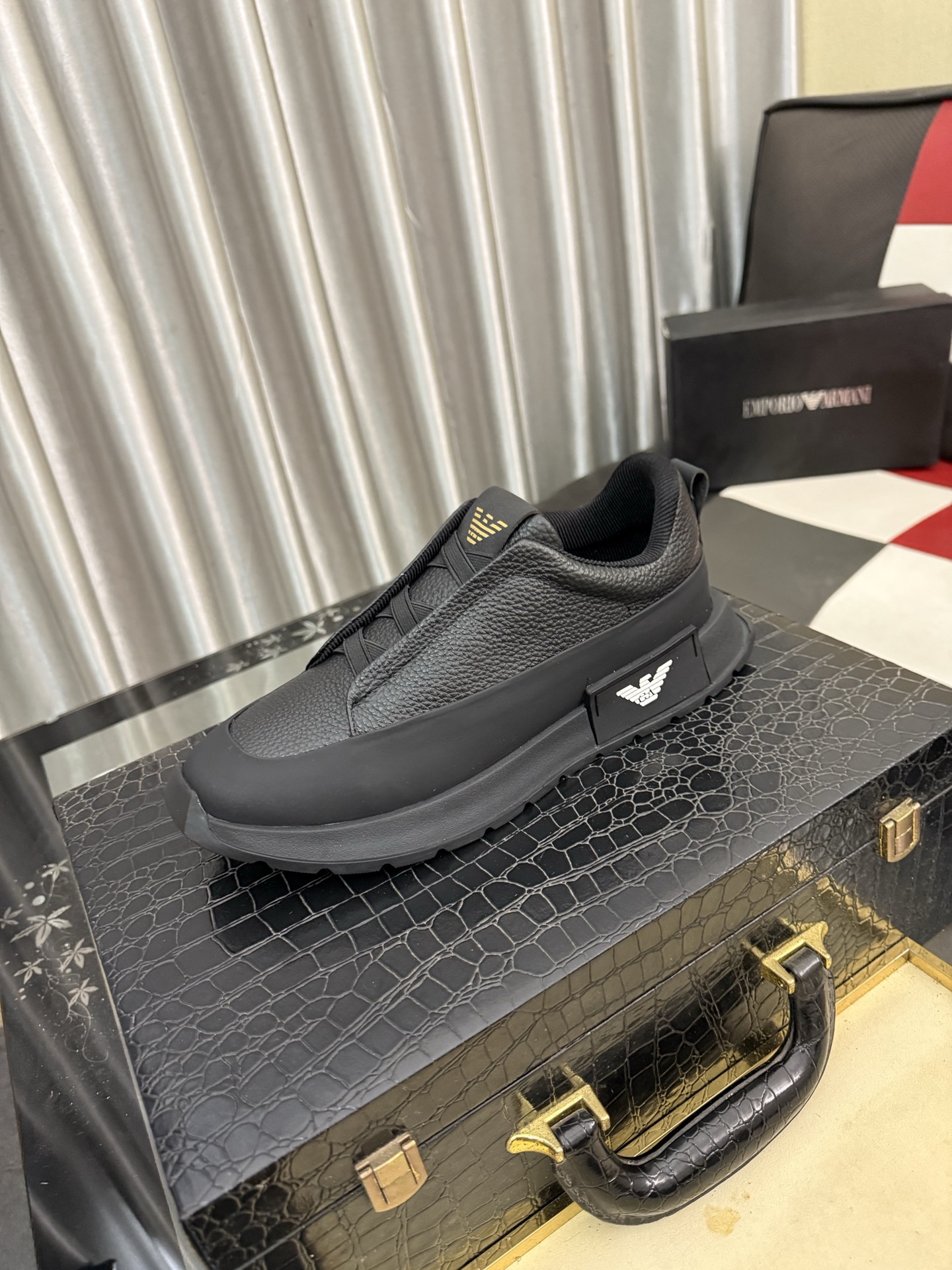 NO:929916,[Armani] Armani's latest casual shoes, hot-selling same style on the official website [satisfied] original hot-selling model. Original factory cowhide material 11 original boards, wool lining, original foam outsole. Body accessories one-to-one molding, counter quality. Dear friends, if you are still worried about wearing matching shoes, then this shoe is your best choice!  38-44,,armani,armani,cowhide19860909【Armani】阿玛尼最新新款休闲鞋 火爆热卖官网同款[得意]原单爆款 .原工厂牛皮材料11原板 羊毛内里,原厂发泡大底.身配件一比一开模 专柜品质 亲们你还为穿着搭配鞋发愁那这款鞋你就是你不二的选择！38-44,,armani,armani,cowhide,Men's shoes