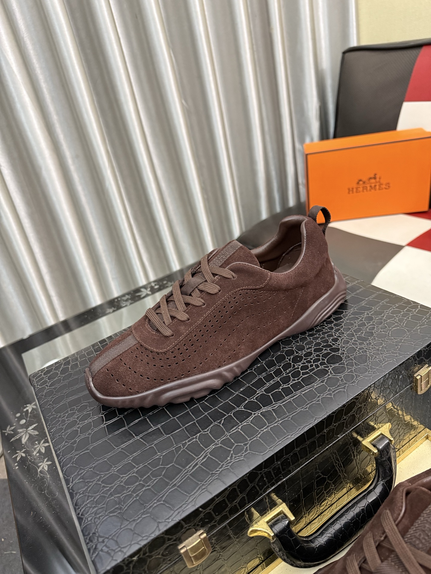 NO:929918,HERME* Hermès high-end men's fashionable casual sports shoes, made with precision and custom-made imported fly weaving, laminated design upper with distinct lines, cowhide lining foot pads, lightweight rubber outsole. Light luxury style, retro comfortable round toe, breathable upper without stuffiness, simple and elegant, comfortable and trendy on the feet 38-44,,hermes,hermes,sneakers,cowhide19860909HERME*爱马仕高端男士时尚休闲运动鞋,精工打造,定制进口飞织制作,叠层设计鞋面线条感层次分明,牛皮内里脚垫,轻质橡胶大底.轻奢风格,复古的舒适圆头,鞋面透气不闷脚,简约大气,上脚舒适富有潮流感38-44,,hermes,hermes,sneakers,cowhide,Men's shoes