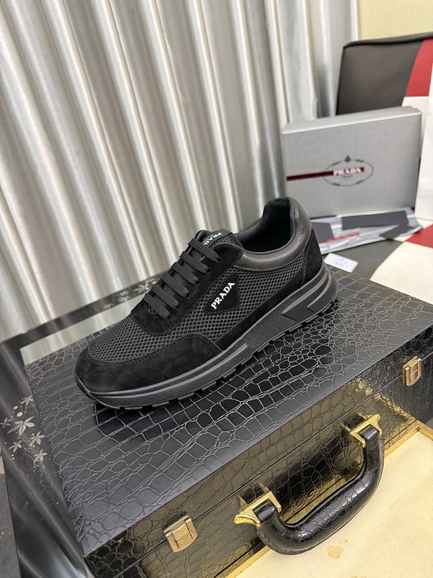 NO:929927,[PRADA] Prada - high-end quality original casual sports shoes - upper Nappa calfskin, brand high mercerized canvas, shoe body brand metal fasteners, tongue silk screen brand logo - lining water-dyed cowhide - outsole ultra-light TPU foam; molded outsole - ultra-high quality control, fine workmanship (high-end, luxury, grade) -Size 38-44,, prada, prada, sneakers, cowhide19860909【PRADA】普拉达 -高端品质 原单休闲运动鞋 -鞋面纳帕小牛皮、品牌高丝光帆布、鞋身品牌金属扣件、鞋舌丝印品牌logo -内里水染牛皮 -大底超轻TPU发泡；成型大底 -超高品控·做工精细凸显(高端·贵气·档次) -Size 38-44,,prada,prada,sneakers,cowhide,Men's shoes