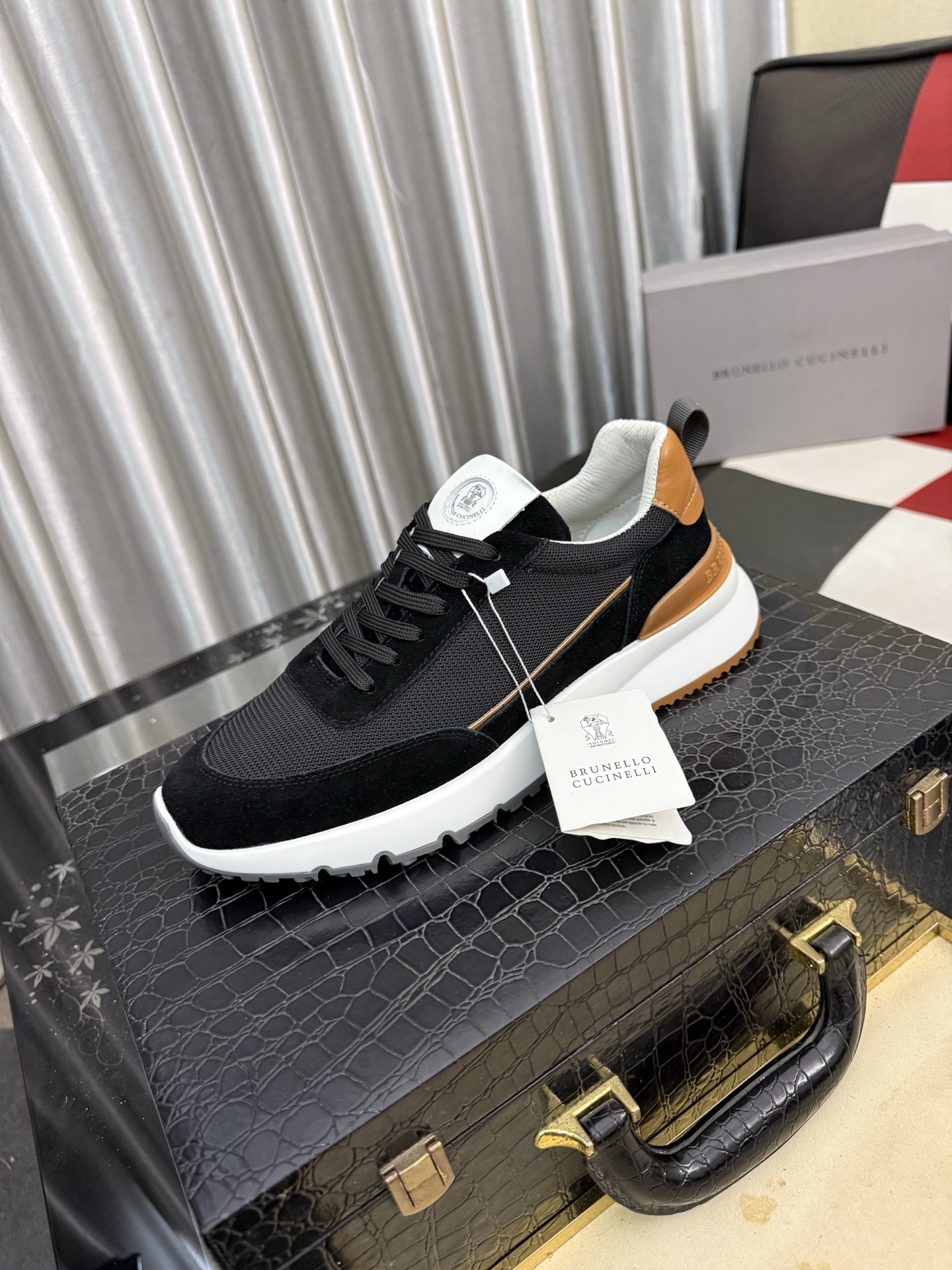 NO:929942,New Brunello Cucinelli spring and summer lace-up casual sports shoes for men. BC is the world's top luxury brand from Italy. Breathable fly-knit cashmere upper. High-temperature fused TPU on the upper. Unique design. Simple yet individual. Elastic and super-elastic Jiaji cloth at the shoe collar + universal stitching embellishment. The lining is white benzene-dyed special calfskin + 0.5mm round punching design. The foot pads are highly elastic foam and the cowhide lining is aligned. The upper foot is comfortable, breathable and not stuffy. The TPU+PU outsole is integrated.  The shoe box adopts the original drawer style with shoe storage bag. Size: 38-44, brunello cucinelli, cowhide19860909新品Brunello Cucinelli春夏系带休闲运动男鞋 BC来自意大利的世界顶级奢侈品牌 鞋面透气飞织羊绒面 鞋面高温熔断TPU 独特设计 简约不失个性 鞋口松紧超弹佳集布+万能针车点缀 内里是本白色苯染专用小牛皮+0.5mm圆形冲孔设计 脚垫高弹发泡与牛里对贴 上脚舒服透气不闷脚 TPU+PU大底一体成型 鞋盒采用原版抽屉式 配鞋履收纳袋 码数:38-44,,brunello cucinelli,cowhide,Men's shoes