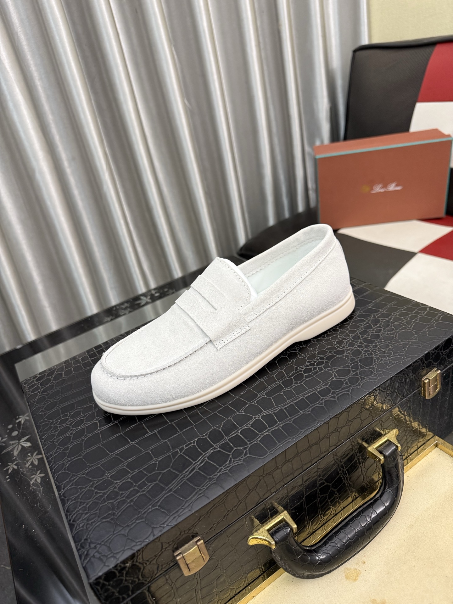 NO:929950,LP~. A must-have casual shoe for trendy men. Original brand imported from Italy, imported original leather, pig lining (refuses to discolor and grind the feet). Original factory special air cushion sole, French lazy style design. Fits the feet. Original quality. Super comfortable original sole. Size 36-44, loro piana19860909LP～.休闲鞋潮男必备款 意大利进口原版品牌,进口原版皮,猪里（拒绝脱色磨脚）鞋底原厂特供原版气垫底,法国懒人风格设计 贴脚 在贴原单品质 超舒服原版底 .码数36-44,,loro piana,Men's shoes