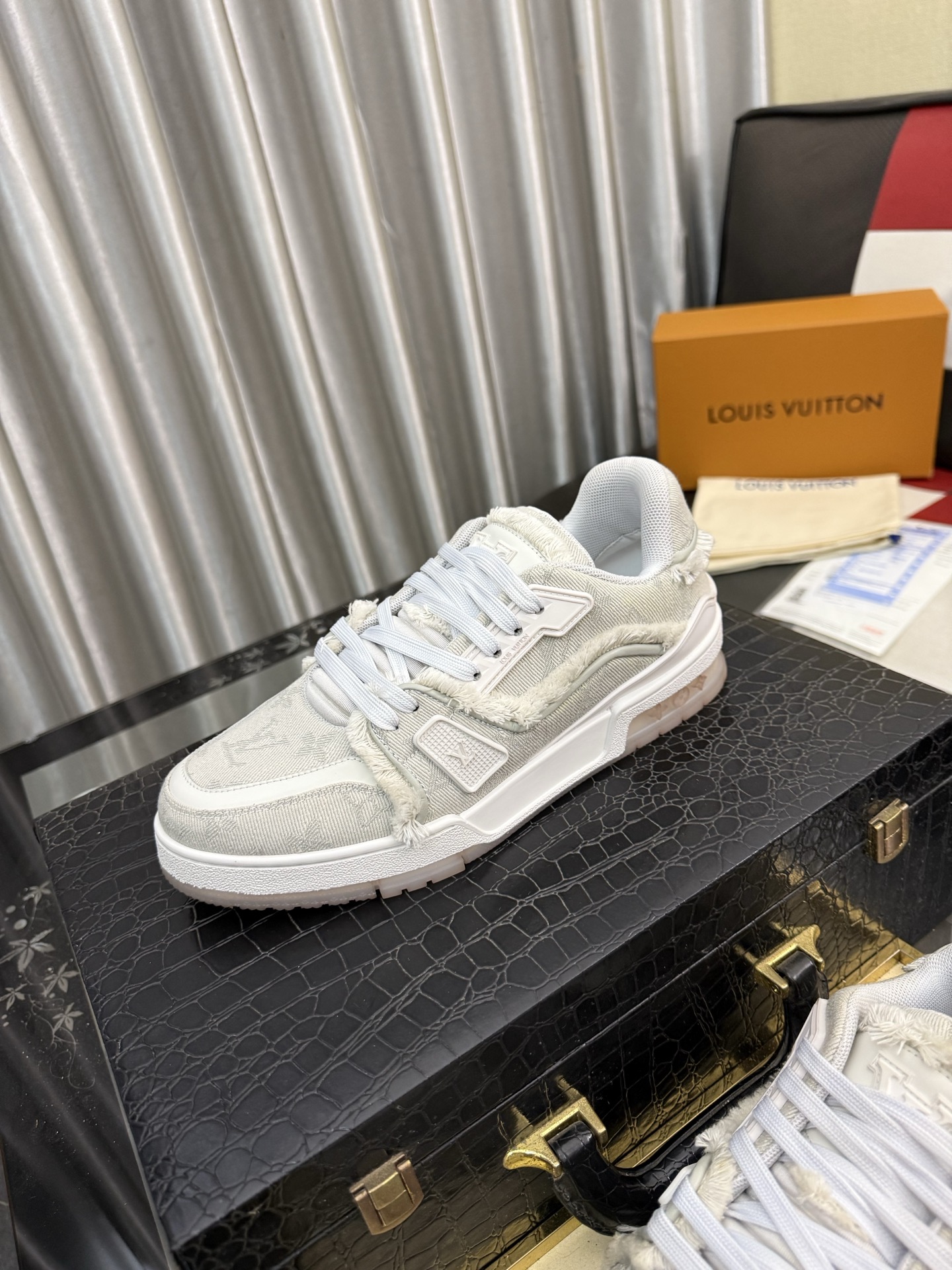 NO:955727,[LOUIS VUITTON] (original order) New LV Louis Vuitton* - top version of LV classic trendy shoes!  Made of imported original cowhide, water-dyed cowhide lining, and original wear-resistant rubber outsole!  High quality products!  Code number 36-45,,louis vuitton,louis vuitton,louis vuitton,cowhide19860909【LOUIS VUITTON）（原单）新款LV路易威登 *——顶级版本 LV经典潮鞋！选用进口原版牛皮 水染牛皮内里.原版耐磨橡胶大底！高品质精品！码数36-45,,louis vuitton,louis vuitton,louis vuitton,cowhide,Men's shoes