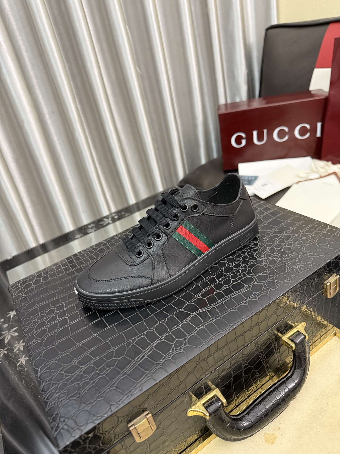 NO:929973,[GUCCI] Gucci men's casual shoes are absolutely popular and the ultimate matching item for trendy men!  The charm of super texture is irresistible, the main recommendation, the flower leather color is bright!  The upper is made of high-quality cowhide + brand printed fabric, sheepskin feet, wear-resistant rubber sole, noble and elegant!  Extremely comfortable, you can be as handsome as you want 38-44,,gucci,cowhide,sheepskin19860909【GUCCI】古奇男鞋休闲鞋绝对火爆潮男的极致搭配单品！超质感魅力挡不住,主推款,花皮色彩亮丽！鞋面选用优质牛皮+品牌印花面料,羊皮垫脚, 耐磨橡胶底,高贵典雅！舒适度爆棚想怎么帅就怎么帅 38-44,,gucci,cowhide,sheepskin,Men's shoes