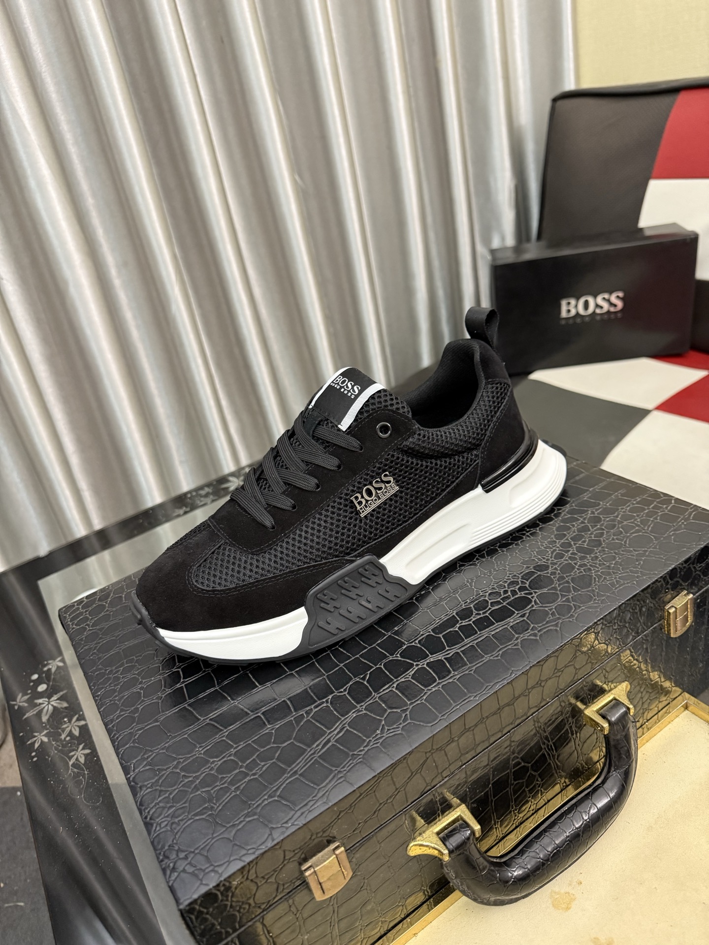 NO:930363,[BOOS] Men's casual shoes are made of original quality imported uppers, super breathable and comfortable, fine workmanship on the inside, high-end and elegant. They have a fashionable model shape. The foamed transparent wear-resistant outsole is comfortable to wear and worth owning. Size 38-44,19860909【BOOS】男鞋休闲鞋原单品质鞋面采用进口,超透气舒适内里做工精细,高端大气.有时尚典范造型.发泡透明耐磨大底,穿着舒适,值得拥有.码数38-44,,Men's shoes