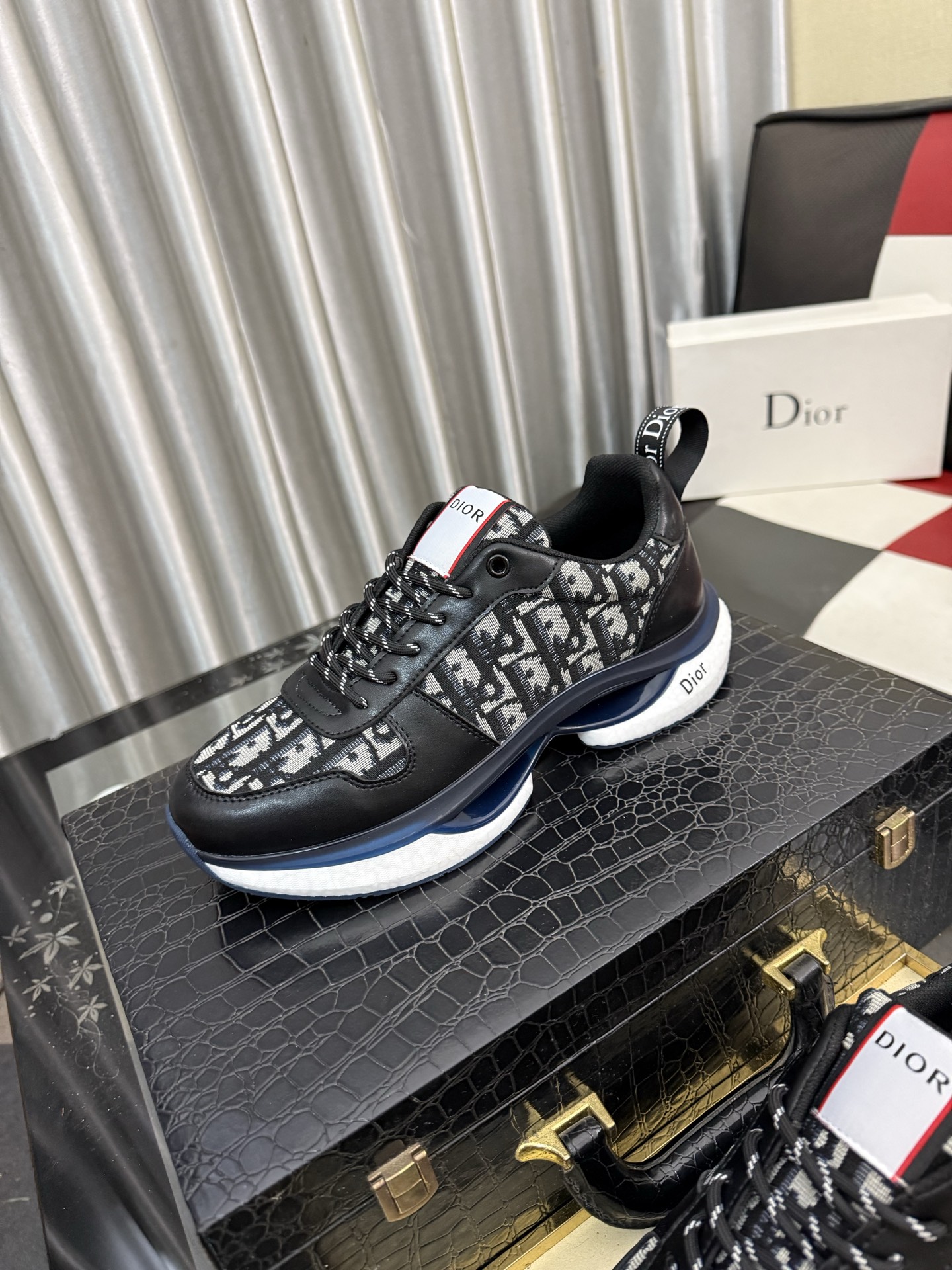 NO:930374,[Dior] Dior casual shoes are shipped. They are made of imported cowhide with brand material font. The heel is made of high-grade cowhide. Sheepskin lining. Comfortable to wear. Lightweight. Original last mold. Official website 11. Private mold outsole. Available in 38 to 442 colors. Dior, dior, cowhide, sheepskin19860909【Dior】迪奥休闲鞋出货,采用进口牛皮压搭配品牌料字体,后跟牛皮显凸出高档,羊皮内裡,穿着舒适,轻便,原版楦头开模,官网11,私模大底,码数38一442色可选,,dior,dior,cowhide,sheepskin,Men's shoes