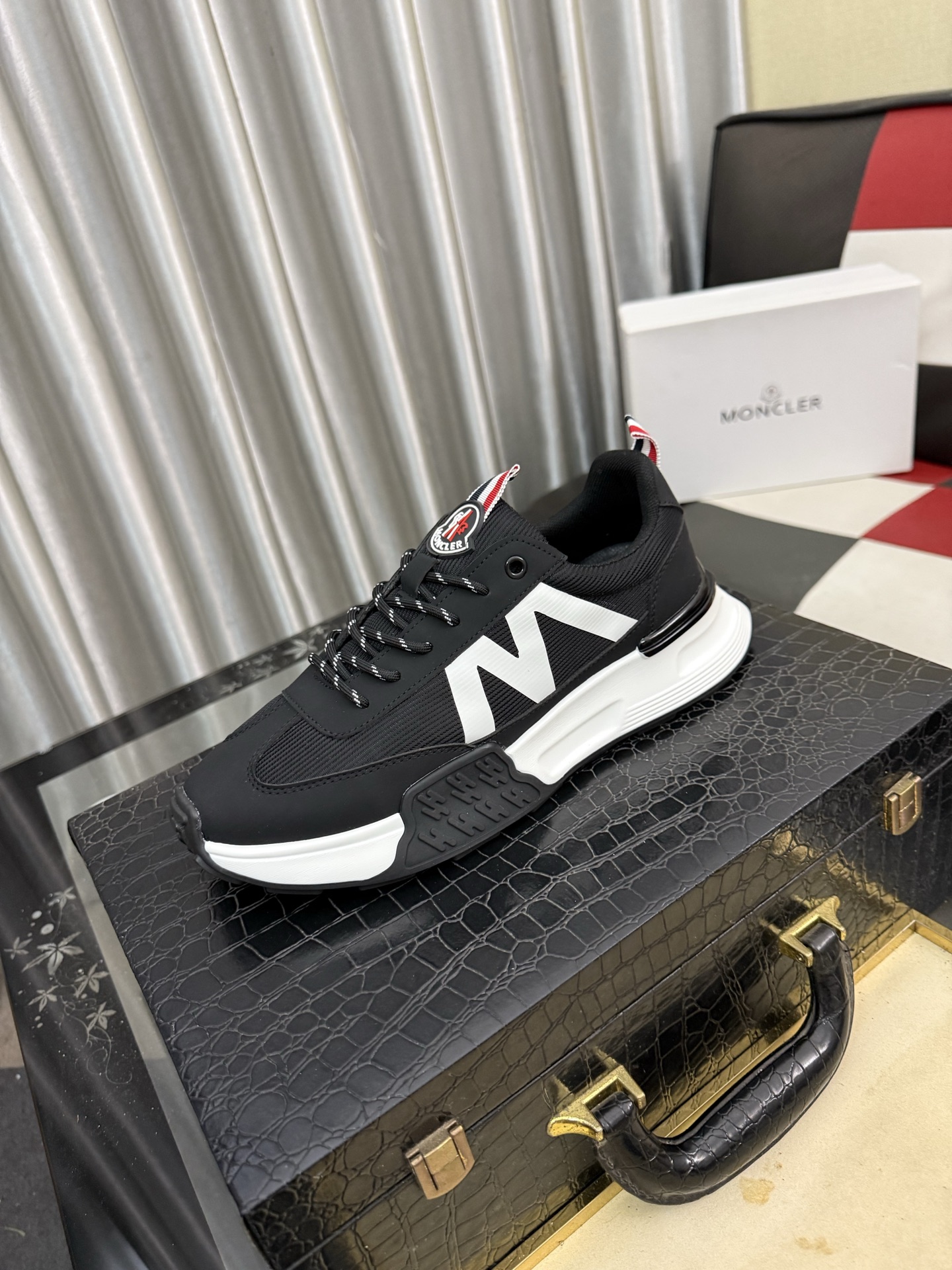 NO:930384,[MONCLER] Same style as the official website. High-quality men's shoes. Customized calfskin material. Mesh breathable inner leather insole. Original open molded outsole style. Men's casual sports shoes. Lace-up men's shoe series. European and American trend style. Randomly matched. Comfortable foot feel. Standard size: 38-46, Moncler, sneakers, cowhide.19860909【MONCLER】蒙口、官网同款 高品质男鞋 材料定制小牛皮 网布透气内里真皮鞋垫 原版开模大底款式类型男士休闲运动鞋 系带款男鞋系列 欧美潮流风格 随意搭配 脚感舒适、标准码38-46,,Moncler,sneakers,cowhide,Men's shoes