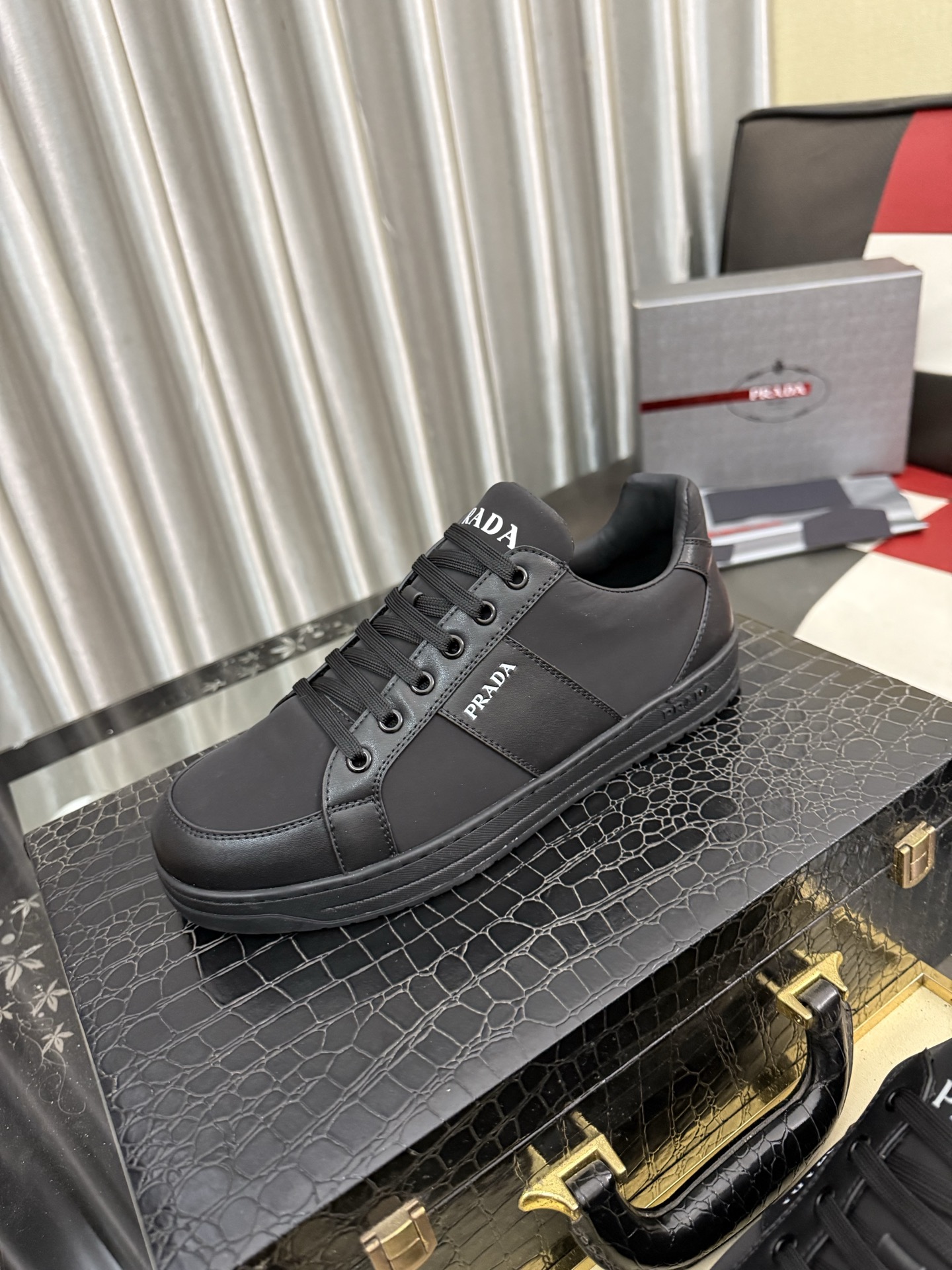 NO:930393,[PRADA] Prada - high-end quality original casual sports shoes - upper Nappa calfskin, brand high mercerized canvas, shoe body brand metal fasteners, tongue silk screen brand logo - lining water-dyed cowhide - outsole ultra-light TPU foam; molded outsole - ultra-high quality control, fine workmanship (high-end, luxury, grade) -Size 38-44,, prada, prada, sneakers, cowhide19860909【PRADA】普拉达 -高端品质 原单休闲运动鞋 -鞋面纳帕小牛皮、品牌高丝光帆布、鞋身品牌金属扣件、鞋舌丝印品牌logo -内里水染牛皮 -大底超轻TPU发泡；成型大底 -超高品控·做工精细凸显(高端·贵气·档次) -Size 38-44,,prada,prada,sneakers,cowhide,Men's shoes