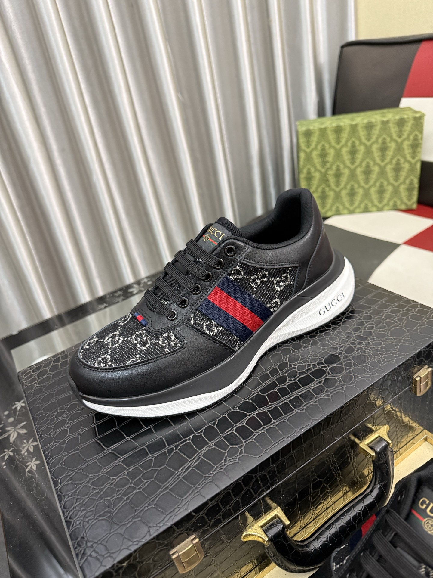 NO:930403,[GUCCI] Gucci men's casual shoes are absolutely popular and the ultimate matching item for trendy men!  The charm of super texture is irresistible, the main recommendation, the flower leather color is bright!  The upper is made of high-quality cowhide + brand printed fabric, sheepskin feet, wear-resistant rubber sole, noble and elegant!  Extremely comfortable, you can be as handsome as you want 38-44,,gucci,cowhide,sheepskin19860909【GUCCI】古奇男鞋休闲鞋绝对火爆潮男的极致搭配单品！超质感魅力挡不住,主推款,花皮色彩亮丽！鞋面选用优质牛皮+品牌印花面料,羊皮垫脚, 耐磨橡胶底,高贵典雅！舒适度爆棚想怎么帅就怎么帅 38-44,,gucci,cowhide,sheepskin,Men's shoes
