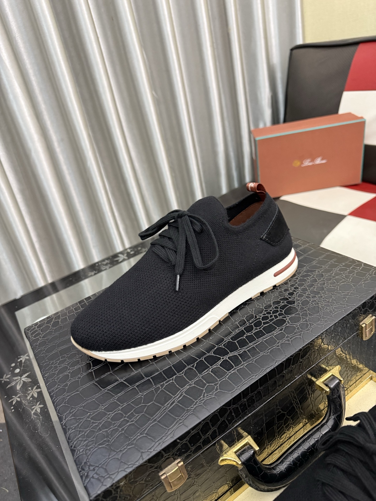 NO:930423,LP~. A must-have casual shoe for trendy men. Original brand imported from Italy, imported original leather, pig lining (refuses to discolor and grind the feet). Original factory special air cushion sole, French lazy style design. Fits the feet. Original quality. Super comfortable original sole. Size 36-44, loro piana19860909LP～.休闲鞋潮男必备款 意大利进口原版品牌,进口原版皮,猪里（拒绝脱色磨脚）鞋底原厂特供原版气垫底,法国懒人风格设计 贴脚 在贴原单品质 超舒服原版底 .码数36-44,,loro piana,Men's shoes