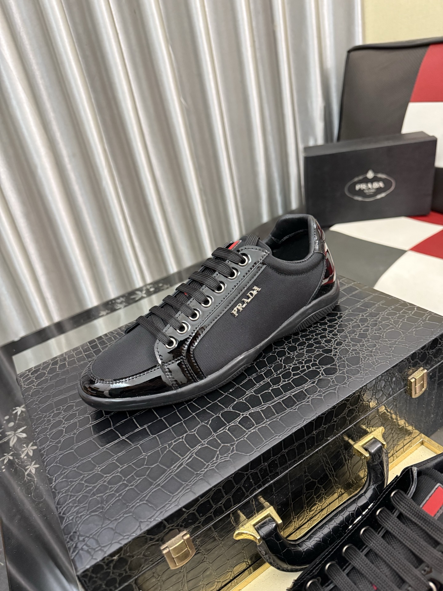 NO:930432,The new PRADA (Prada) counters are on the market at the same time. The new men's shoes and fabrics are selected from first-layer cowhide. The lining is imported cowhide. High-end molded rubber outsole, exquisite lines, simple and elegant, comfortable and high-end for leisure and travel. Size: 38 to 44. (45 can be customized and non-refundable), prada, prada, cowhide19860909新款PRADA(普拉达)专柜同步上市, 新款男鞋、面料精选头层牛皮.内里 进口牛皮内里.高端开模橡胶大底,精美线条、简约大气,上脚舒服上挡次、休闲旅游.码数:38一44.（可定做45不退换）,,prada,prada,cowhide,Men's shoes