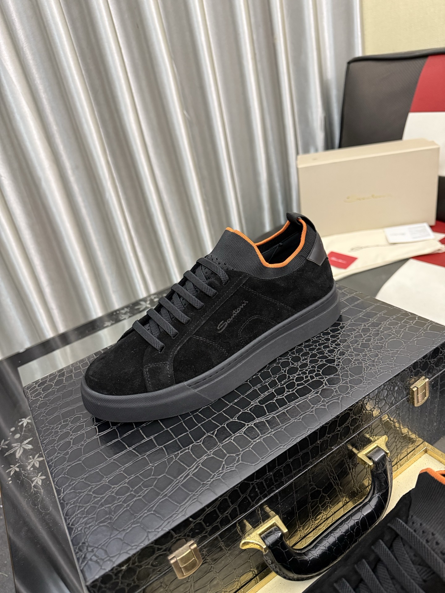NO:930442,Santoni (Santoni) Italian men's casual sneakers are shipped!  Each pair of shoes from this Italian handmade shoe brand has a simple and classic design, which is very comfortable and versatile!  The fly woven surface is matched with silk cowhide, and the outsole is made of a combination of original rubber sheets, with a leather lining!  Brand-specific molded foot bed, code number: 38443 colors available, cowhide19860909Santoni(圣东尼）意大利男士休闲板鞋出货！这个意大利纯手工鞋履品牌的每一双鞋设计简洁经典,上脚非常舒适百搭！ 飞织面搭配丝绸牛皮,大底采用原版橡胶底片组合成型,皮里！品牌专用开模脚床,码数:38443色可选,,cowhide,Men's shoes