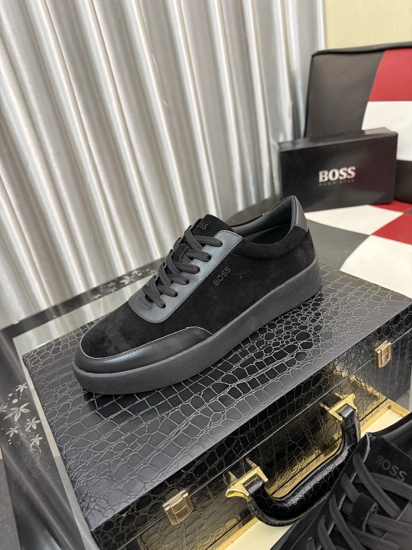 NO:930450,[BOOS] Men's casual shoes are made of original quality imported uppers, super breathable and comfortable, fine workmanship on the inside, high-end and elegant. They have a fashionable model shape. The foamed transparent wear-resistant outsole is comfortable to wear and worth owning. Size 38-44,19860909【BOOS】男鞋休闲鞋原单品质鞋面采用进口,超透气舒适内里做工精细,高端大气.有时尚典范造型.发泡透明耐磨大底,穿着舒适,值得拥有.码数38-44,,Men's shoes