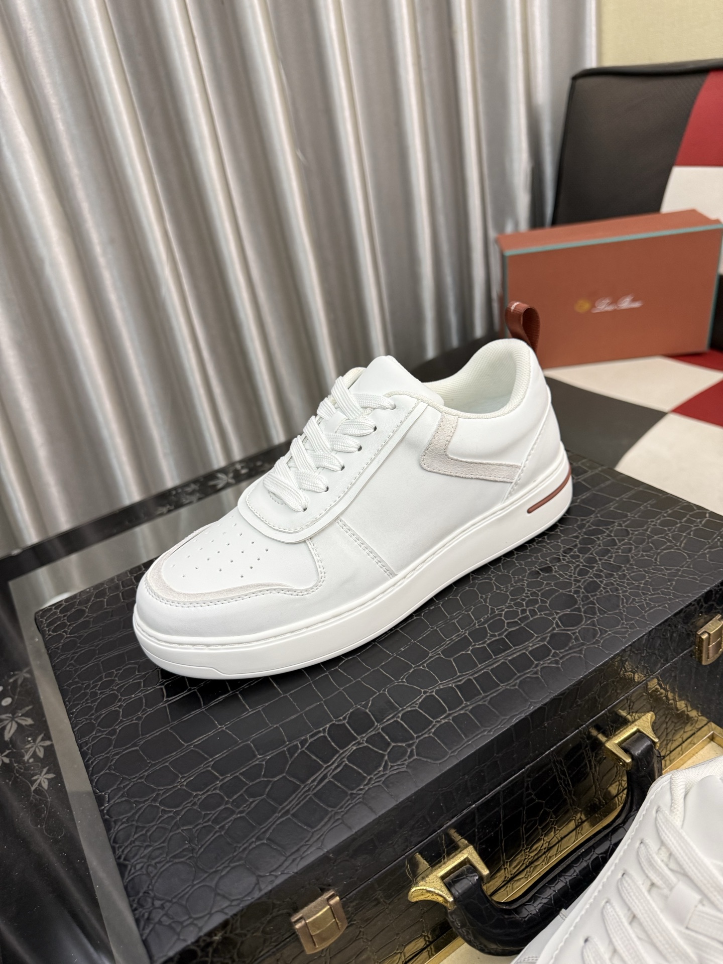 NO:954637,LP~. A must-have casual shoe for trendy men. Original brand imported from Italy, imported original leather, pig lining (refuses to discolor and grind the feet). Original factory special air cushion sole, French lazy style design. Fits the feet. Original quality. Super comfortable original sole. Size 38-46, loro piana19860909LP～.休闲鞋潮男必备款 意大利进口原版品牌,进口原版皮,猪里（拒绝脱色磨脚）鞋底原厂特供原版气垫底,法国懒人风格设计 贴脚 在贴原单品质 超舒服原版底 .码数38-46,,loro piana,Men's shoes