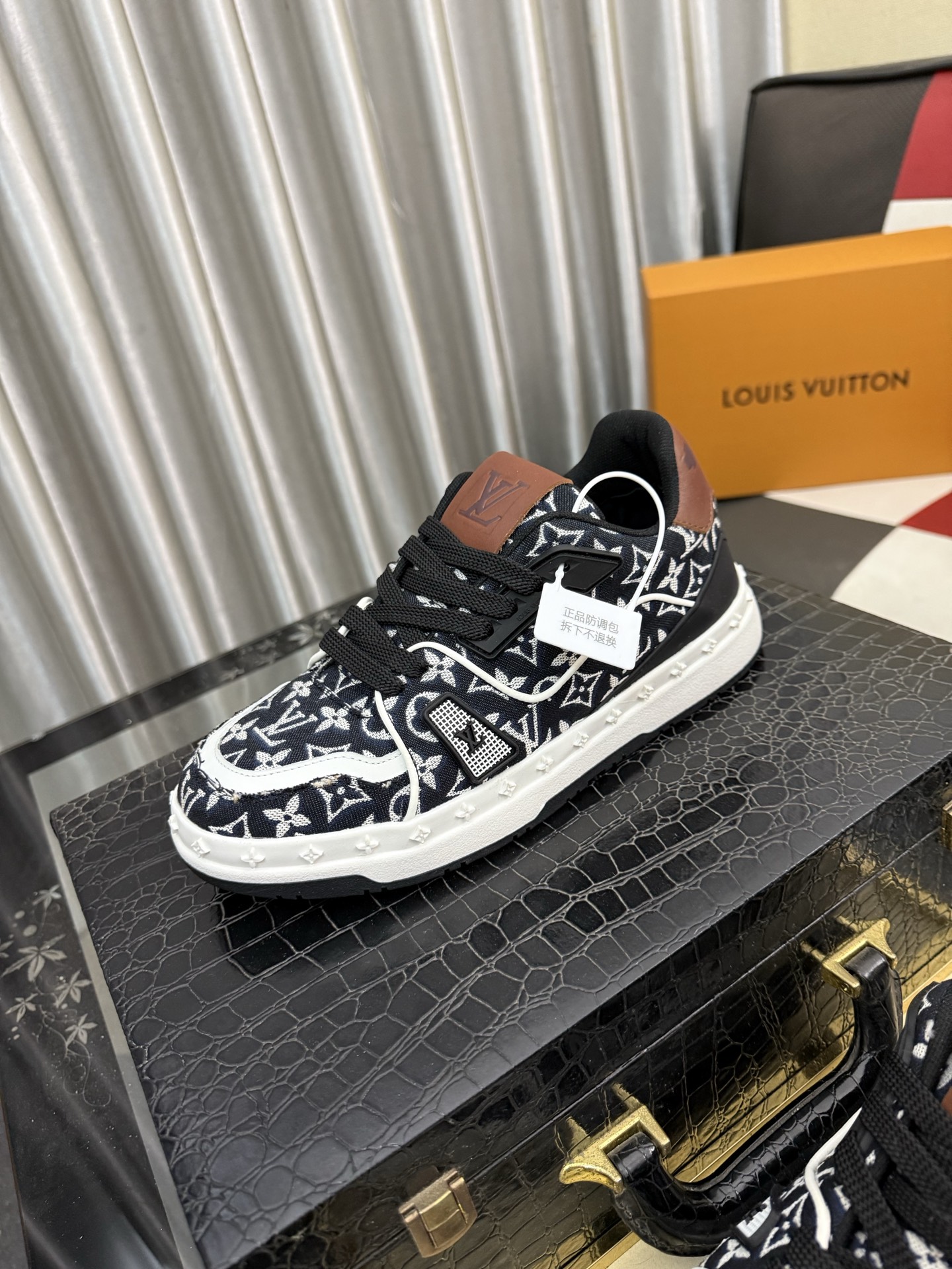 NO:954610,LV Louis Vuitton. The latest trendy shoes and casual shoes are popular in physical stores. New spring and summer comfortable imported custom original cowhide, unique jacquard fabric element design. With sheepskin lining, LV original bottom, [sun] [sun] high-end packaging high-quality details determine the quality, you can enter and exit the counter at will, welcome to compare code numbers 38-445 colors available, louis vuitton, louis vuitton, cowhide, sheepskin19860909LV 路易威登.最新潮鞋休闲鞋实体店爆款.新品春夏季舒适进口定制原版牛皮,独特提花面料元素设计.搭配羊皮内里,Lv原版底,[太阳][太阳]高端包装高品质细节决定品质、可随意进出专柜,欢迎对比码数38-445色可选,,louis vuitton,louis vuitton,cowhide,sheepskin,Men's shoes