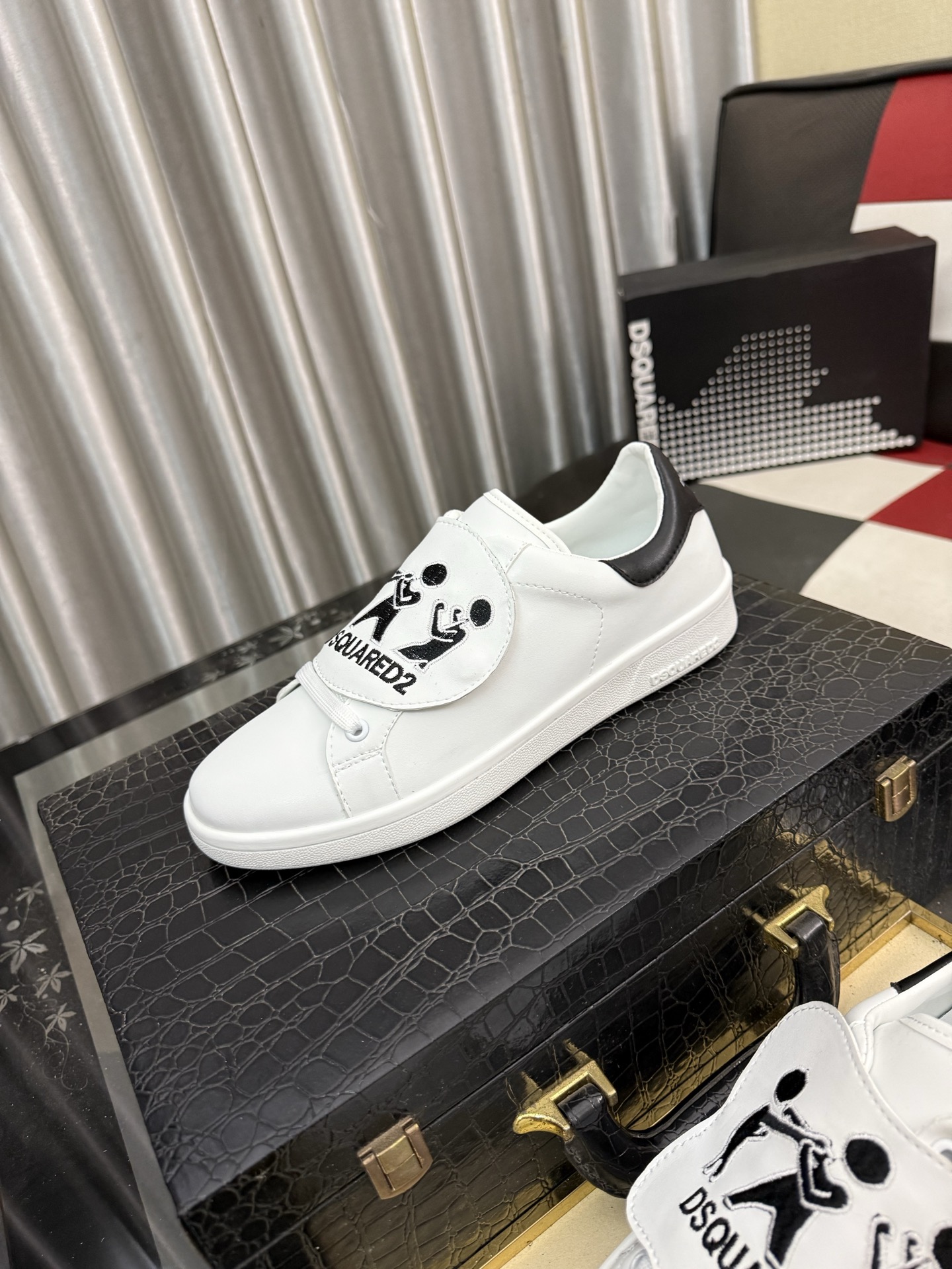 NO:954628,D2's new top-notch casual shoes for street men are coming and are available at counters simultaneously. Original factory configuration, original woven material imported from Italy, soles specially supplied by the original factory, original soles super comfortable, original factory follow-up goods, code number 38-46,19860909D2新款顶级代购炸街男神休闲鞋新品来袭专柜同步发售原厂配置,意大利进口原版编织材质 鞋底原厂特供原版底超级舒适,原厂跟单货 码数 38-46,,Men's shoes