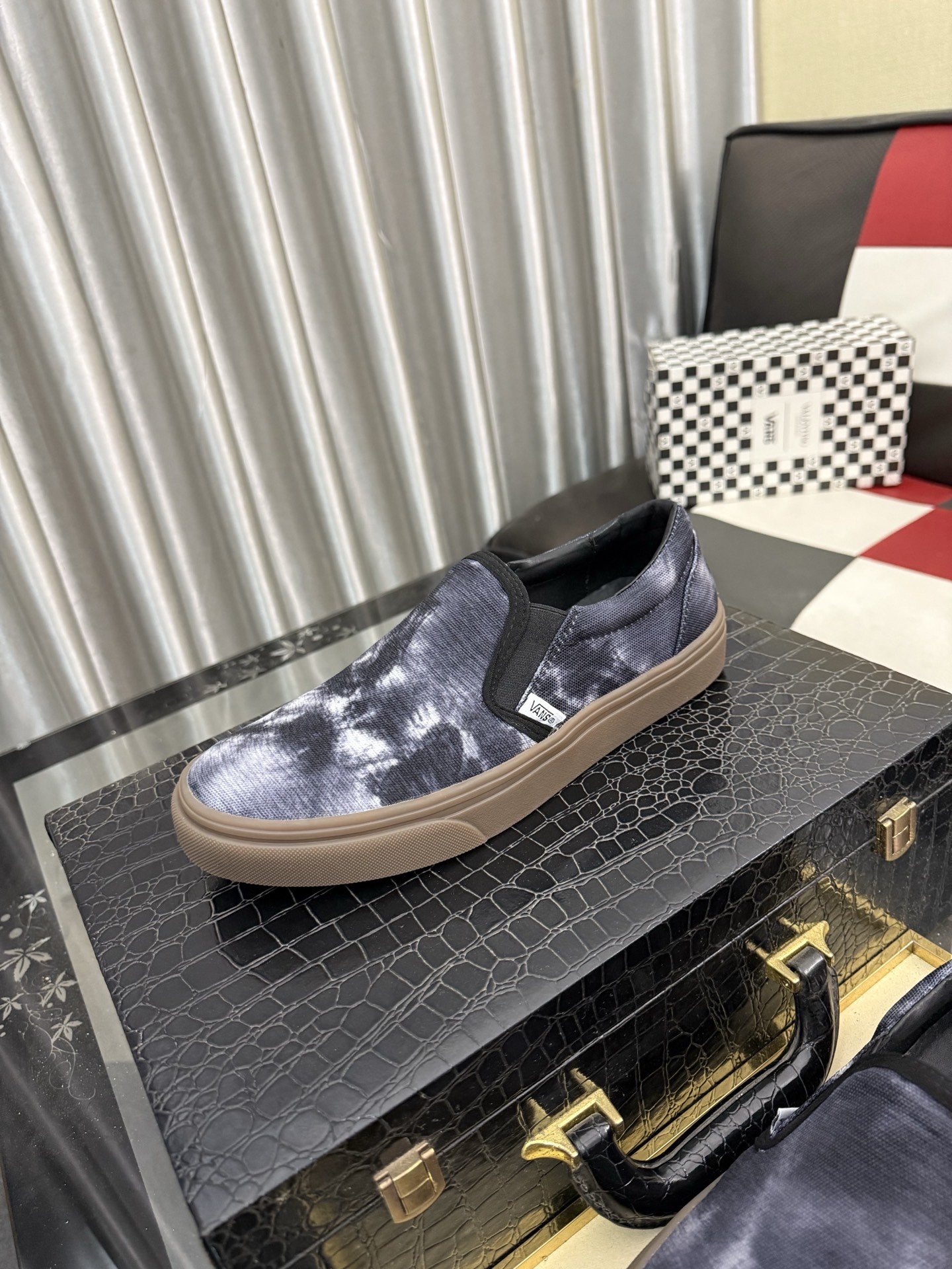 NO:954636,'Vans' new model is on the market, the material is original customized waterproof cloth, with imported pigskin lining for feet, original non-slip and wear-resistant rubber outsole, style category, men's sports and leisure trendy shoes, lace-up men's shoes series, young and fashionable, European and American trend style, casual matching, comfortable feet, size 38--46,19860909《Vans范斯》新款上市,材料原版定制防水布搭配 搭配进口猪皮内里垫脚 原版防滑耐磨橡胶大底款式类别男士运动休闲潮款鞋 系带款男鞋系列 年轻时尚 欧美潮流风格 随意搭配 脚感舒适,码数38--46,,Men's shoes