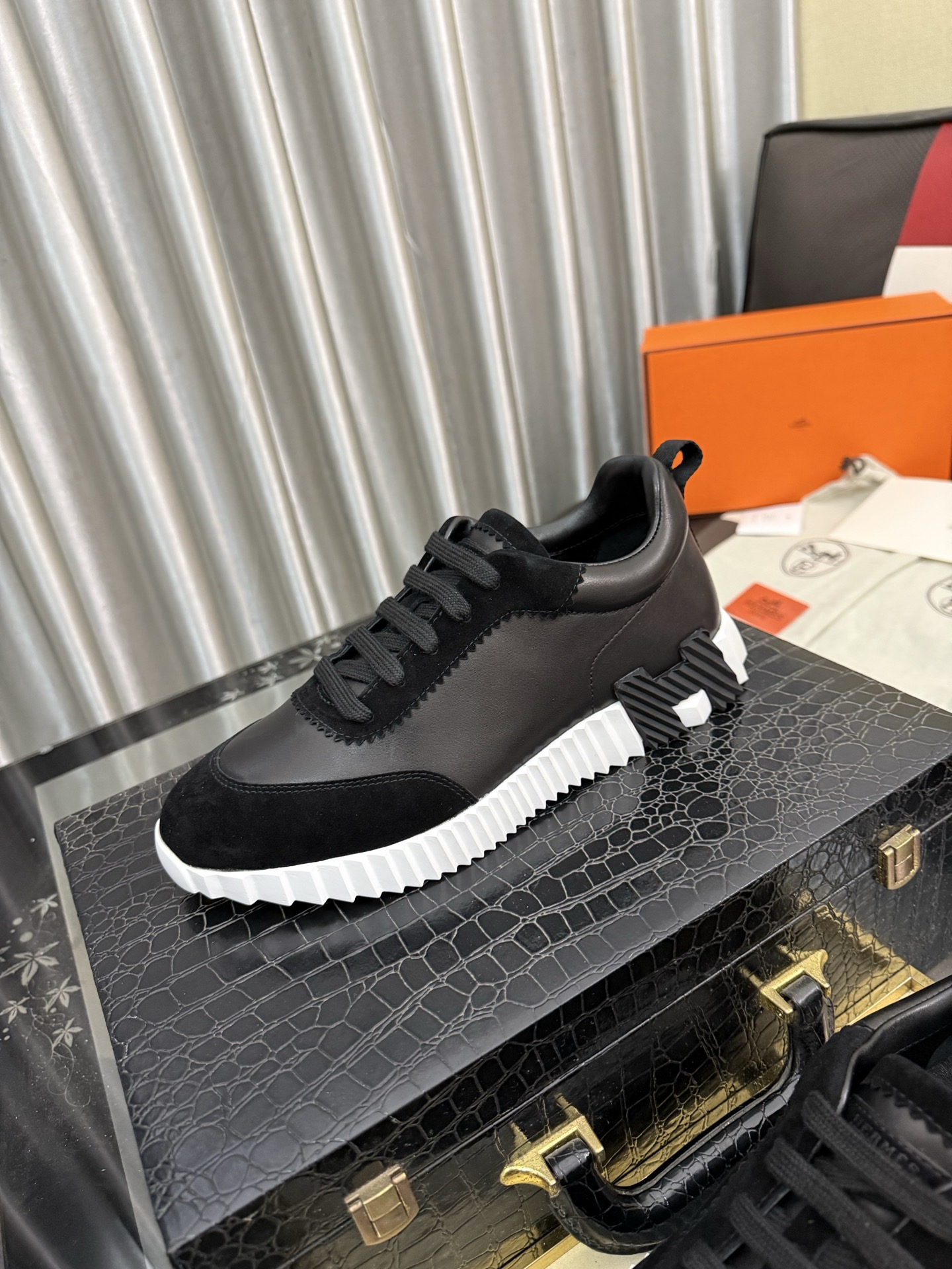 NO:955362,H Hermès men's casual sports shoes, suede sports shoes decorated with contrasting patterns and iconic 'H' details, beautifully packaged at the delivery counter, fabric cowhide, cowhide lining, outsole original TPU, bottom thickness 2CM, size 39-45 (38, 45, 47 customized),, hermes, sneakers, cowhide, chamois leather19860909H家爱马仕男士休闲运动鞋 麂皮运动鞋装饰撞色图案和标志性“H”细节,配送专柜精美包装 面料牛皮 内里牛皮 大底原版TPU 底厚2CM 码数39-45（38,45,47定做）,,hermes,sneakers,cowhide,chamois leather,Men's shoes