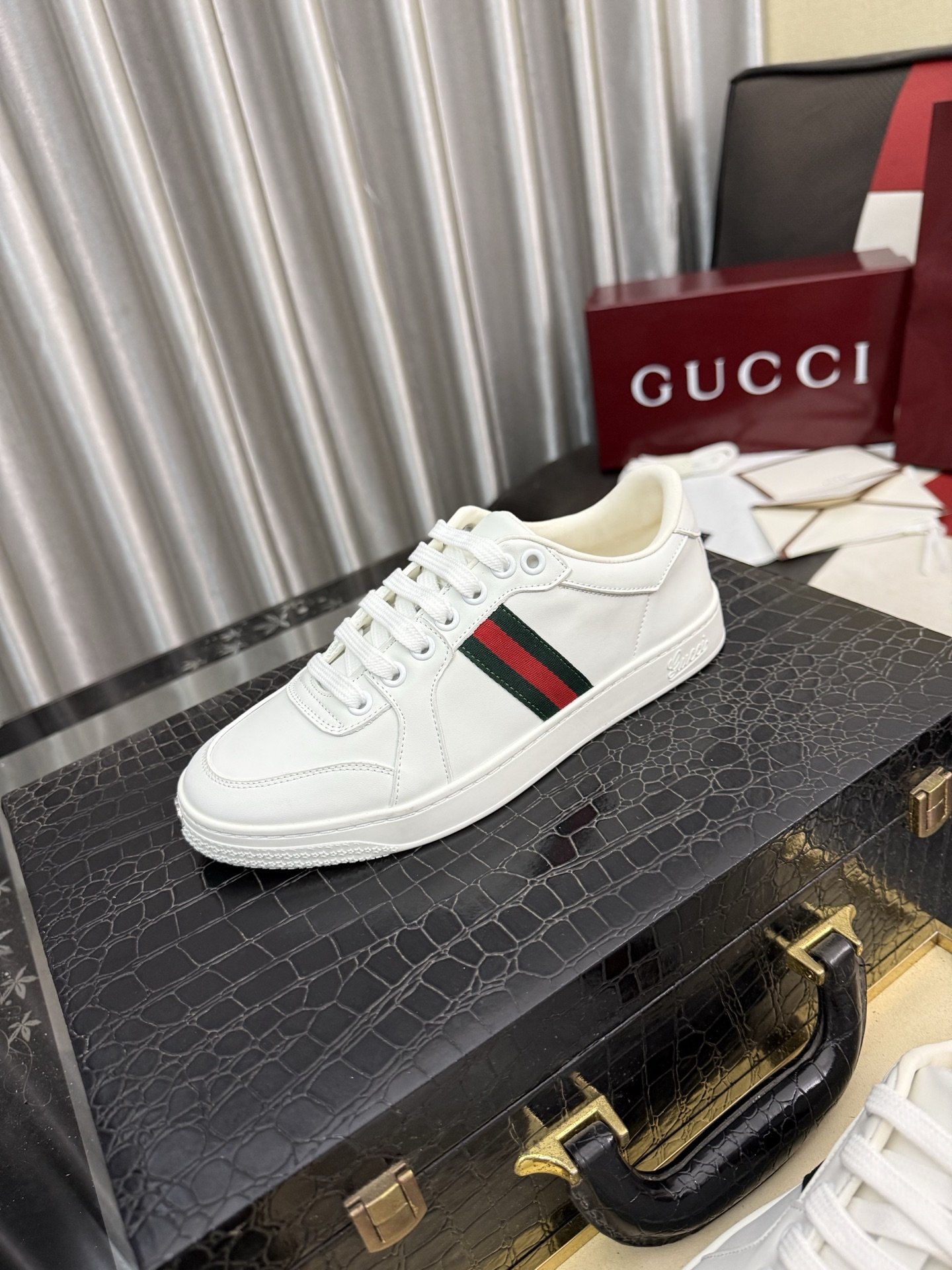 NO:955368,[GUCCI] Gucci men's casual shoes are absolutely popular and the ultimate matching item for trendy men!  The charm of super texture is irresistible, the main recommendation, the flower leather color is bright!  The upper is made of high-quality cowhide + brand printed fabric, sheepskin feet, wear-resistant rubber sole, noble and elegant!  Extremely comfortable, you can be as handsome as you want 35-45,,gucci,cowhide,sheepskin19860909【GUCCI】古奇男鞋休闲鞋绝对火爆潮男的极致搭配单品！超质感魅力挡不住,主推款,花皮色彩亮丽！鞋面选用优质牛皮+品牌印花面料,羊皮垫脚, 耐磨橡胶底,高贵典雅！舒适度爆棚想怎么帅就怎么帅 35-45,,gucci,cowhide,sheepskin,Men's shoes
