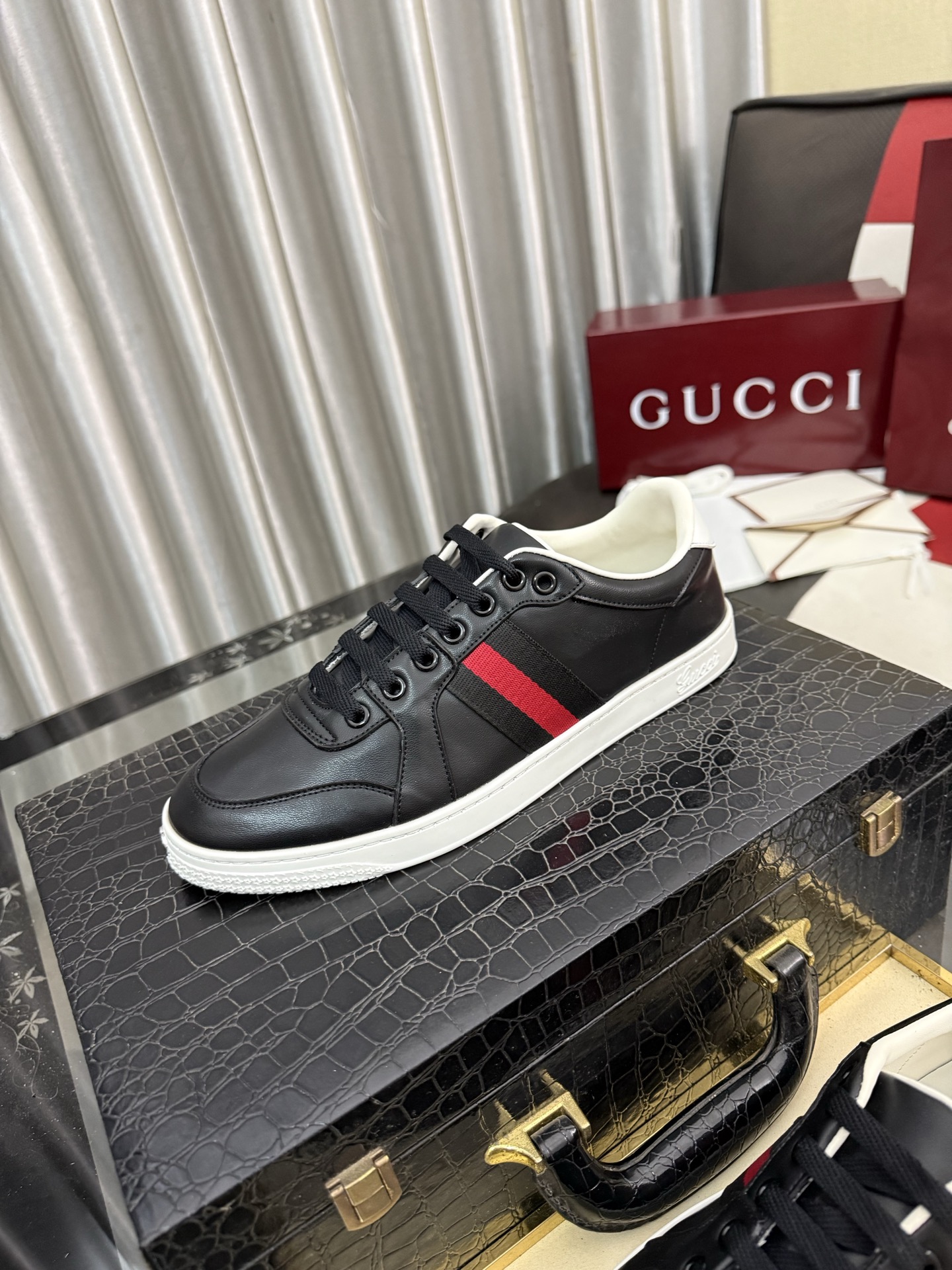 NO:955374,[GUCCI] Gucci men's casual shoes are absolutely popular and the ultimate matching item for trendy men!  The charm of super texture is irresistible, the main recommendation, the flower leather color is bright!  The upper is made of high-quality cowhide + brand printed fabric, sheepskin feet, wear-resistant rubber sole, noble and elegant!  Extremely comfortable, you can be as handsome as you want, 39-45, black only for men, gucci, cowhide, sheepskin19860909【GUCCI】古奇男鞋休闲鞋绝对火爆潮男的极致搭配单品！超质感魅力挡不住,主推款,花皮色彩亮丽！鞋面选用优质牛皮+品牌印花面料,羊皮垫脚, 耐磨橡胶底,高贵典雅！舒适度爆棚想怎么帅就怎么帅 39-45,黑色只做男款,,gucci,cowhide,sheepskin,Men's shoes