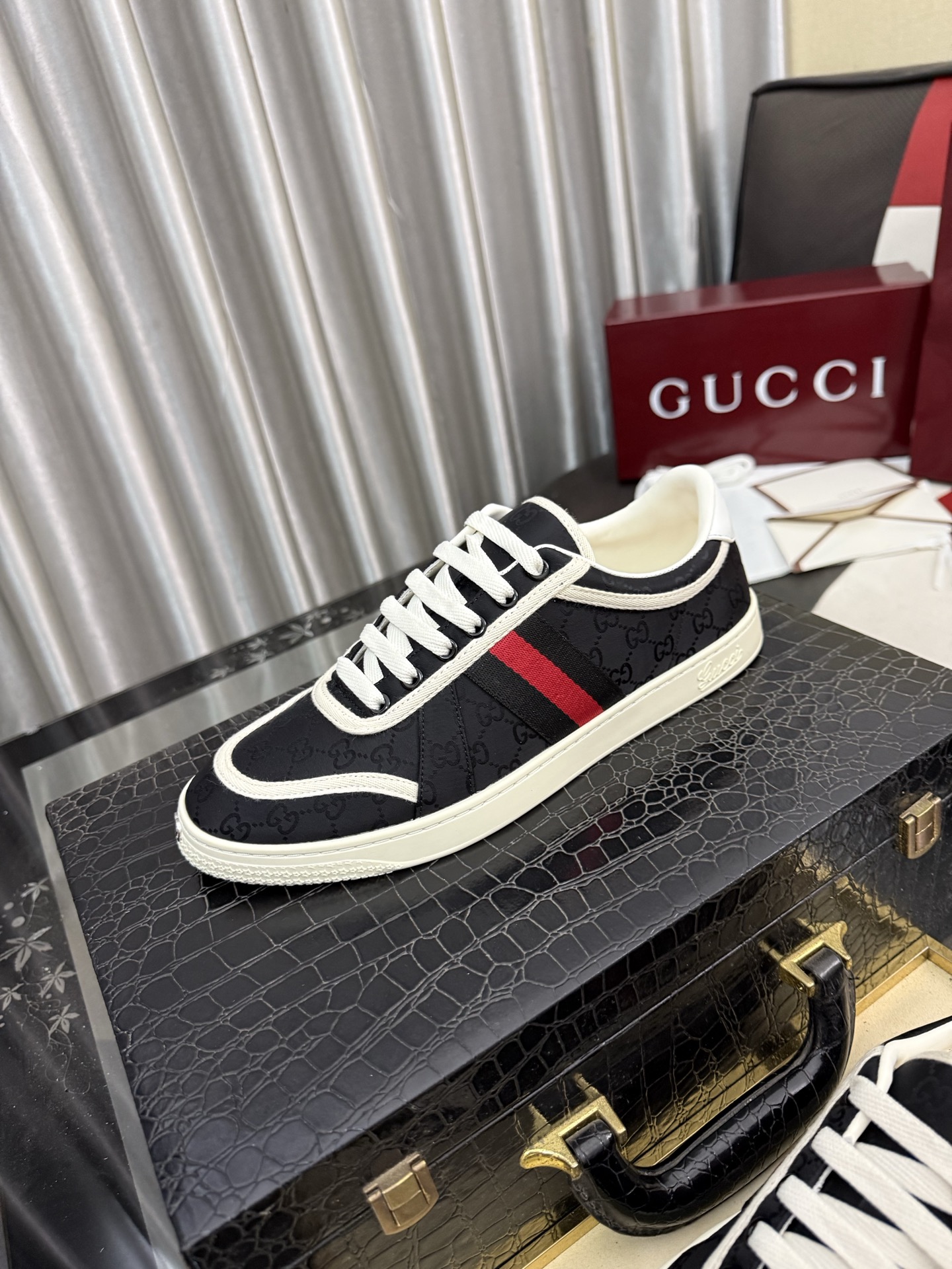 NO:955383,[GUCCI] Gucci men's casual shoes are absolutely popular and the ultimate matching item for trendy men!  The charm of super texture is irresistible, the main recommendation, the flower leather color is bright!  The upper is made of high-quality cowhide + brand printed fabric, sheepskin feet, wear-resistant rubber sole, noble and elegant!  Extremely comfortable, you can be as handsome as you want 39-45,,gucci,cowhide,sheepskin19860909【GUCCI】古奇男鞋休闲鞋绝对火爆潮男的极致搭配单品！超质感魅力挡不住,主推款,花皮色彩亮丽！鞋面选用优质牛皮+品牌印花面料,羊皮垫脚, 耐磨橡胶底,高贵典雅！舒适度爆棚想怎么帅就怎么帅 39-45,,gucci,cowhide,sheepskin,Men's shoes