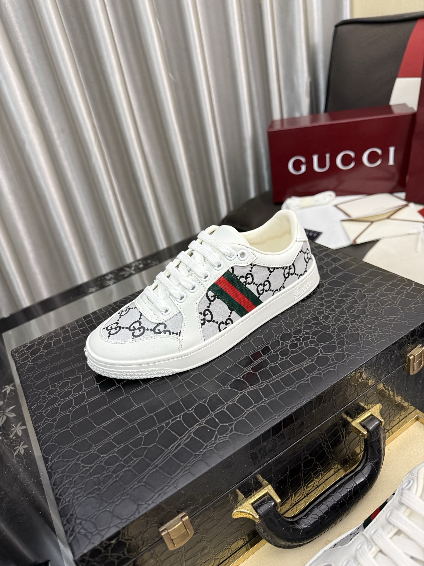 NO:955391,[GUCCI] Gucci men's casual shoes are absolutely popular and the ultimate matching item for trendy men!  The charm of super texture is irresistible, the main recommendation, the flower leather color is bright!  The upper is made of high-quality cowhide + brand printed fabric, sheepskin feet, wear-resistant rubber sole, noble and elegant!  Extremely comfortable, you can be as handsome as you want 35-45,,gucci,cowhide,sheepskin19860909【GUCCI】古奇男鞋休闲鞋绝对火爆潮男的极致搭配单品！超质感魅力挡不住,主推款,花皮色彩亮丽！鞋面选用优质牛皮+品牌印花面料,羊皮垫脚, 耐磨橡胶底,高贵典雅！舒适度爆棚想怎么帅就怎么帅 35-45,,gucci,cowhide,sheepskin,Men's shoes