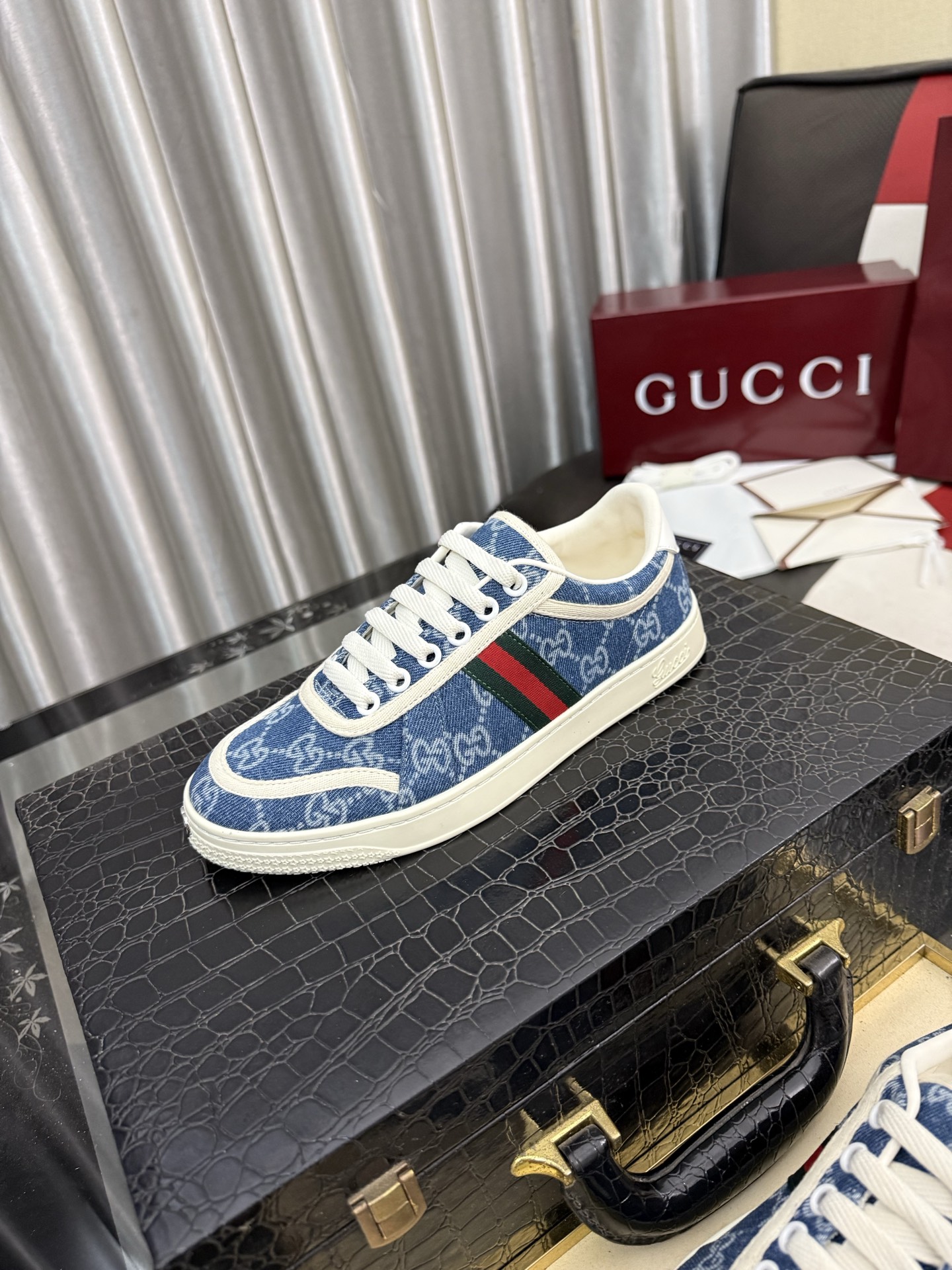 NO:955406,[GUCCI] Gucci men's casual shoes are absolutely popular and the ultimate matching item for trendy men!  The charm of super texture is irresistible, the main recommendation, the flower leather color is bright!  The upper is made of high-quality cowhide + brand printed fabric, sheepskin feet, wear-resistant rubber sole, noble and elegant!  Extremely comfortable, you can be as handsome as you want 35-45,,gucci,cowhide,sheepskin19860909【GUCCI】古奇男鞋休闲鞋绝对火爆潮男的极致搭配单品！超质感魅力挡不住,主推款,花皮色彩亮丽！鞋面选用优质牛皮+品牌印花面料,羊皮垫脚, 耐磨橡胶底,高贵典雅！舒适度爆棚想怎么帅就怎么帅 35-45,,gucci,cowhide,sheepskin,Men's shoes