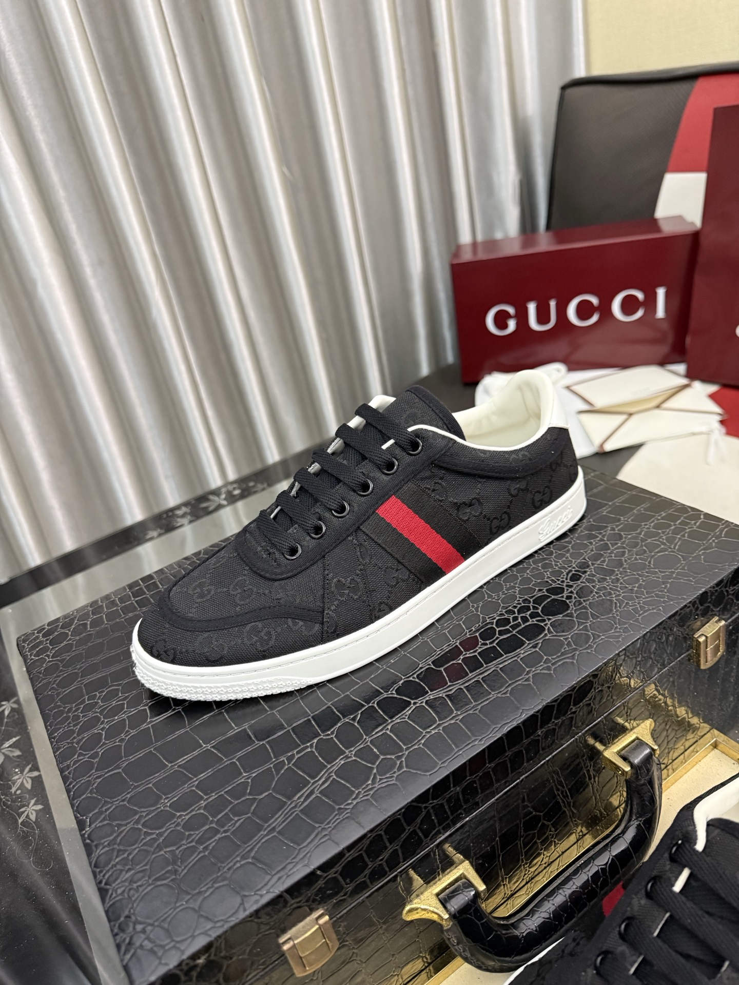 NO:955413,[GUCCI] Gucci men's casual shoes are absolutely popular and the ultimate matching item for trendy men!  The charm of super texture is irresistible, the main recommendation, the flower leather color is bright!  The upper is made of high-quality cowhide + brand printed fabric, sheepskin feet, wear-resistant rubber sole, noble and elegant!  Extremely comfortable, you can be as handsome as you want 39-45,,gucci,cowhide,sheepskin19860909【GUCCI】古奇男鞋休闲鞋绝对火爆潮男的极致搭配单品！超质感魅力挡不住,主推款,花皮色彩亮丽！鞋面选用优质牛皮+品牌印花面料,羊皮垫脚, 耐磨橡胶底,高贵典雅！舒适度爆棚想怎么帅就怎么帅 39-45,,gucci,cowhide,sheepskin,Men's shoes
