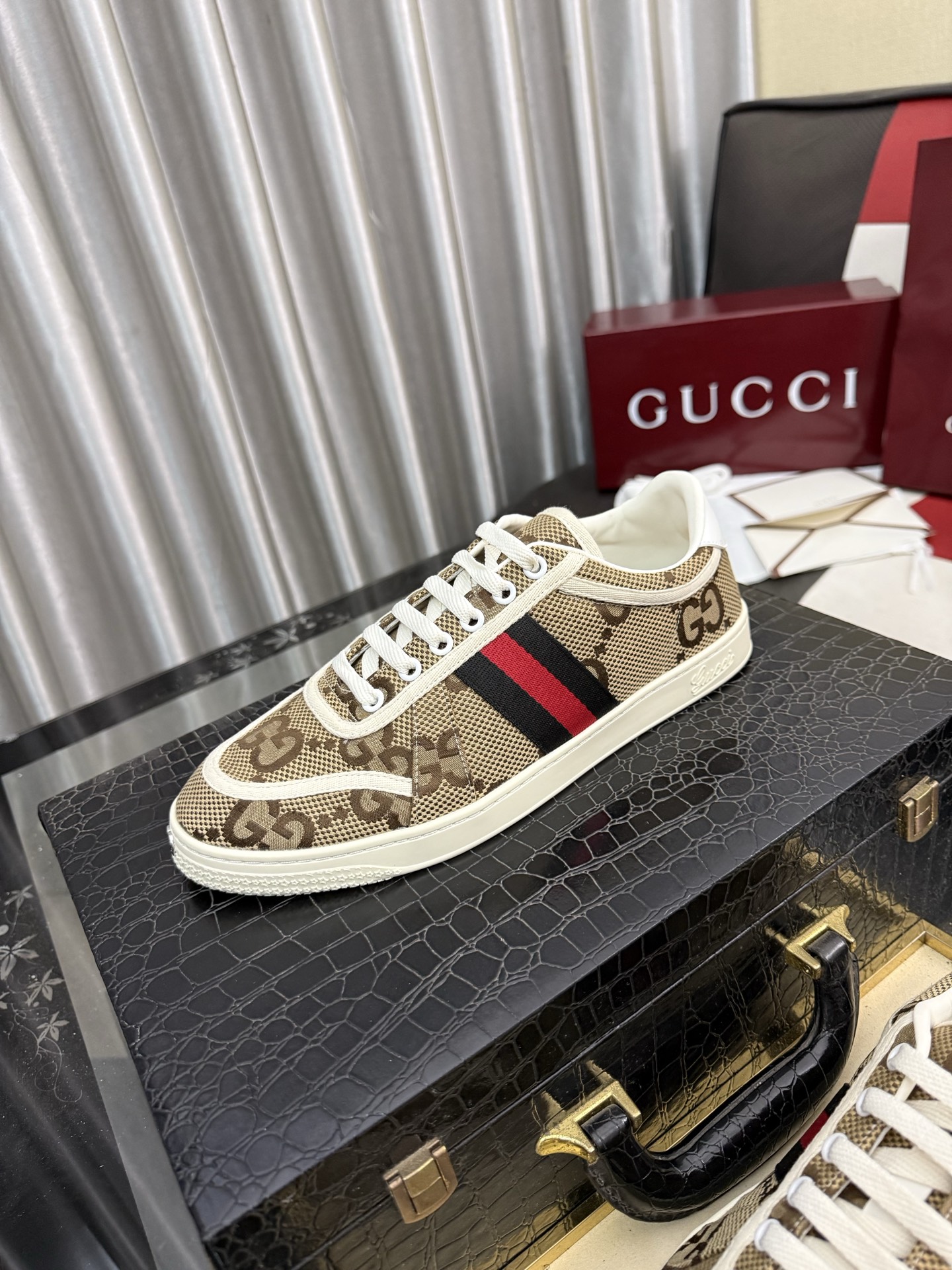NO:955420,[GUCCI] Gucci men's casual shoes are absolutely popular and the ultimate matching item for trendy men!  The charm of super texture is irresistible, the main recommendation, the flower leather color is bright!  The upper is made of high-quality cowhide + brand printed fabric, sheepskin feet, wear-resistant rubber sole, noble and elegant!  Extremely comfortable, you can be as handsome as you want 35-45,,gucci,cowhide,sheepskin19860909【GUCCI】古奇男鞋休闲鞋绝对火爆潮男的极致搭配单品！超质感魅力挡不住,主推款,花皮色彩亮丽！鞋面选用优质牛皮+品牌印花面料,羊皮垫脚, 耐磨橡胶底,高贵典雅！舒适度爆棚想怎么帅就怎么帅 35-45,,gucci,cowhide,sheepskin,Men's shoes