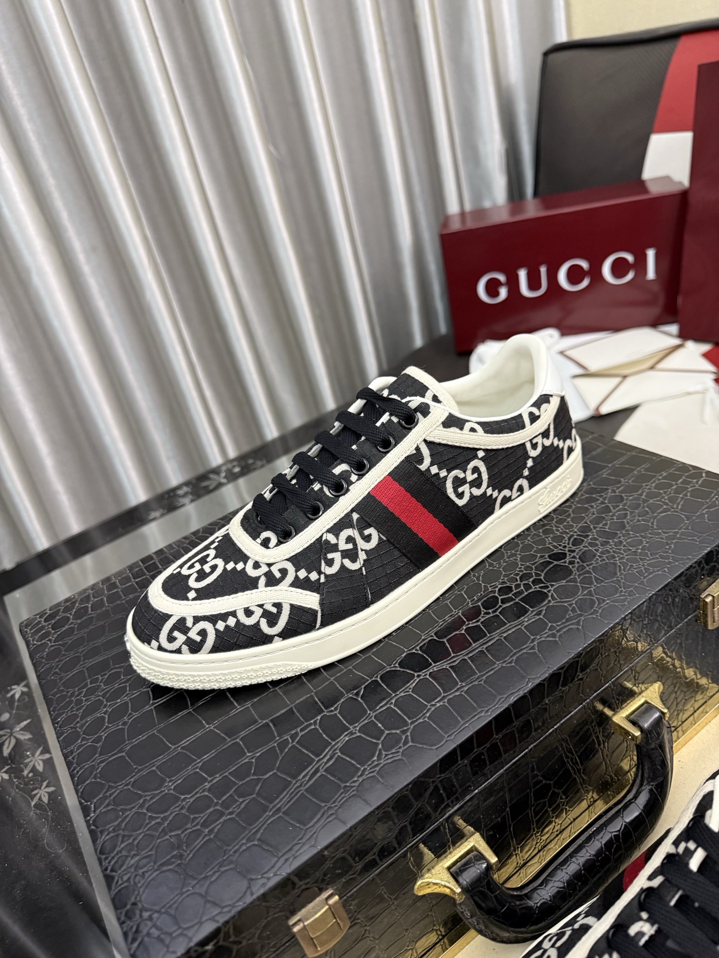 NO:955427,[GUCCI] Gucci men's casual shoes are absolutely popular and the ultimate matching item for trendy men!  The charm of super texture is irresistible, the main recommendation, the flower leather color is bright!  The upper is made of high-quality cowhide + brand printed fabric, sheepskin feet, wear-resistant rubber sole, noble and elegant!  Extremely comfortable, you can be as handsome as you want 39-45,,gucci,cowhide,sheepskin19860909【GUCCI】古奇男鞋休闲鞋绝对火爆潮男的极致搭配单品！超质感魅力挡不住,主推款,花皮色彩亮丽！鞋面选用优质牛皮+品牌印花面料,羊皮垫脚, 耐磨橡胶底,高贵典雅！舒适度爆棚想怎么帅就怎么帅 39-45,,gucci,cowhide,sheepskin,Men's shoes