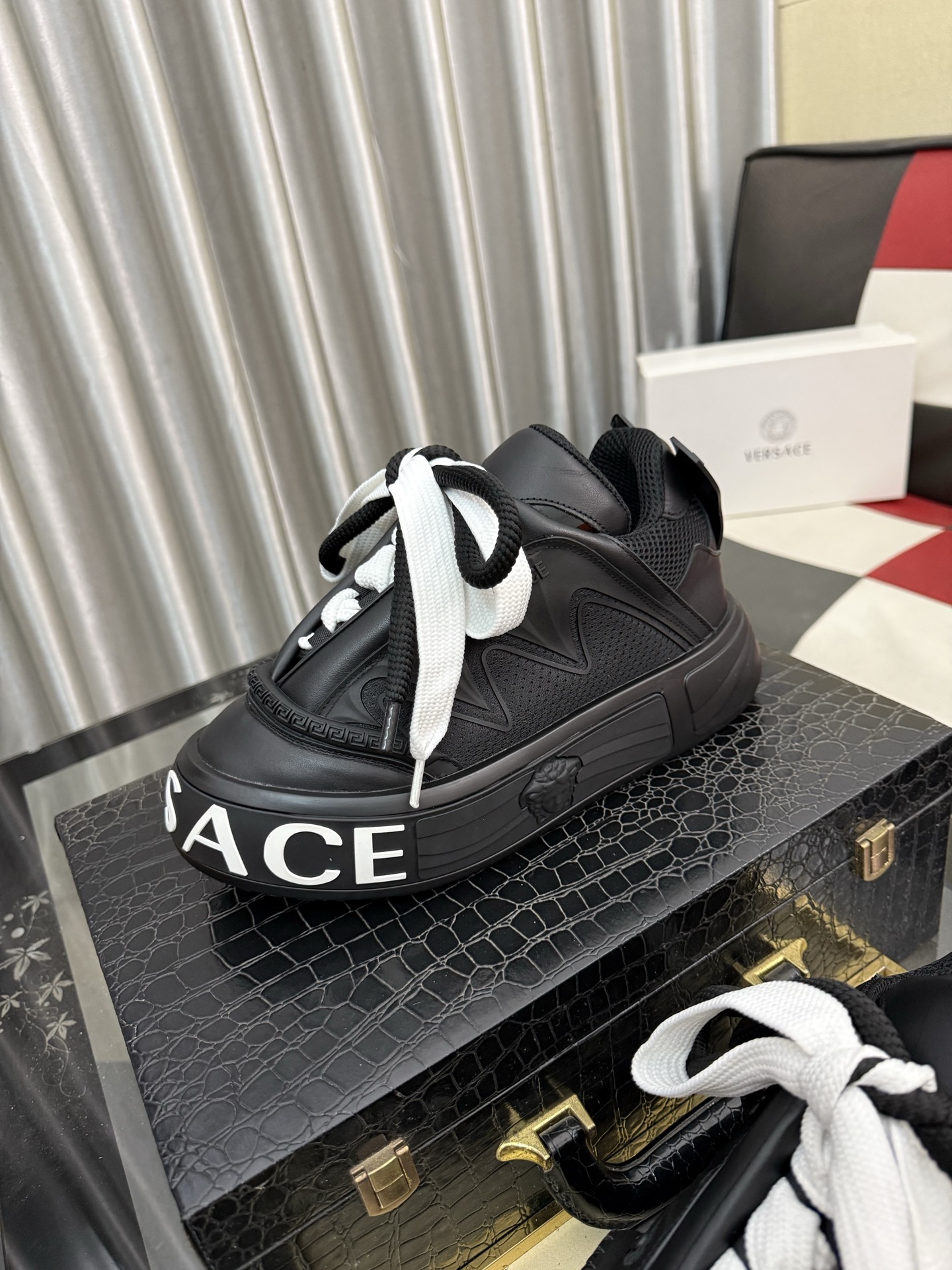 NO:955435,[Versace New Style] The new style is carefully crafted and will set off the audience!  An international brand that continues to innovate. This trendy men's casual shoe, the original version. Sheep-foot-padded TPR ultra-light wear-resistant outsole. Outsole, breathable and comfortable. Quality speaks for itself. Code number: 38-46, 38.45.46, customized, non-returnable, 5 colors available, versace19860909【范思哲新款】新款精心打造,引爆全场！不断创新的国际品牌 此款男士潮男休闲鞋,原版版本 羊里垫脚TPR超轻耐磨大底大底,透气舒适以质量说话码数38-46,38.45.46定制不退换5色可选,,versace,Men's shoes