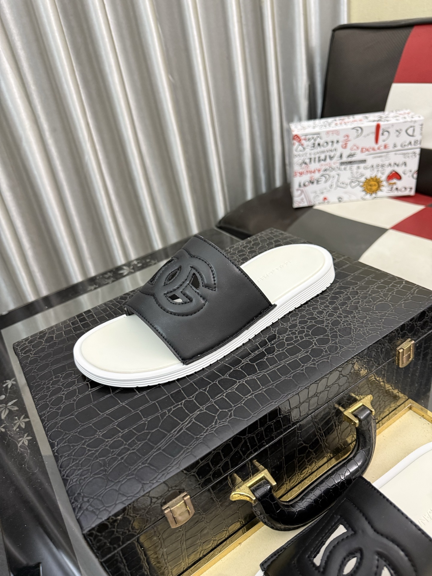 NO:955534,DG～The new DG men’s casual slippers, Dolce & Gabbana’s new products, official website limited edition!  Imported customized original PVC material, one-piece TPU outsole!  Size 38–46,,Dolce&Gabbana,slippers19860909DG～新款dg男士休闲拖鞋、杜嘉班纳力推新品,官网限定款！进口定制原版PVC材质、一体成型TPU大底！码数38–46,,Dolce&Gabbana,slippers,Men's shoes