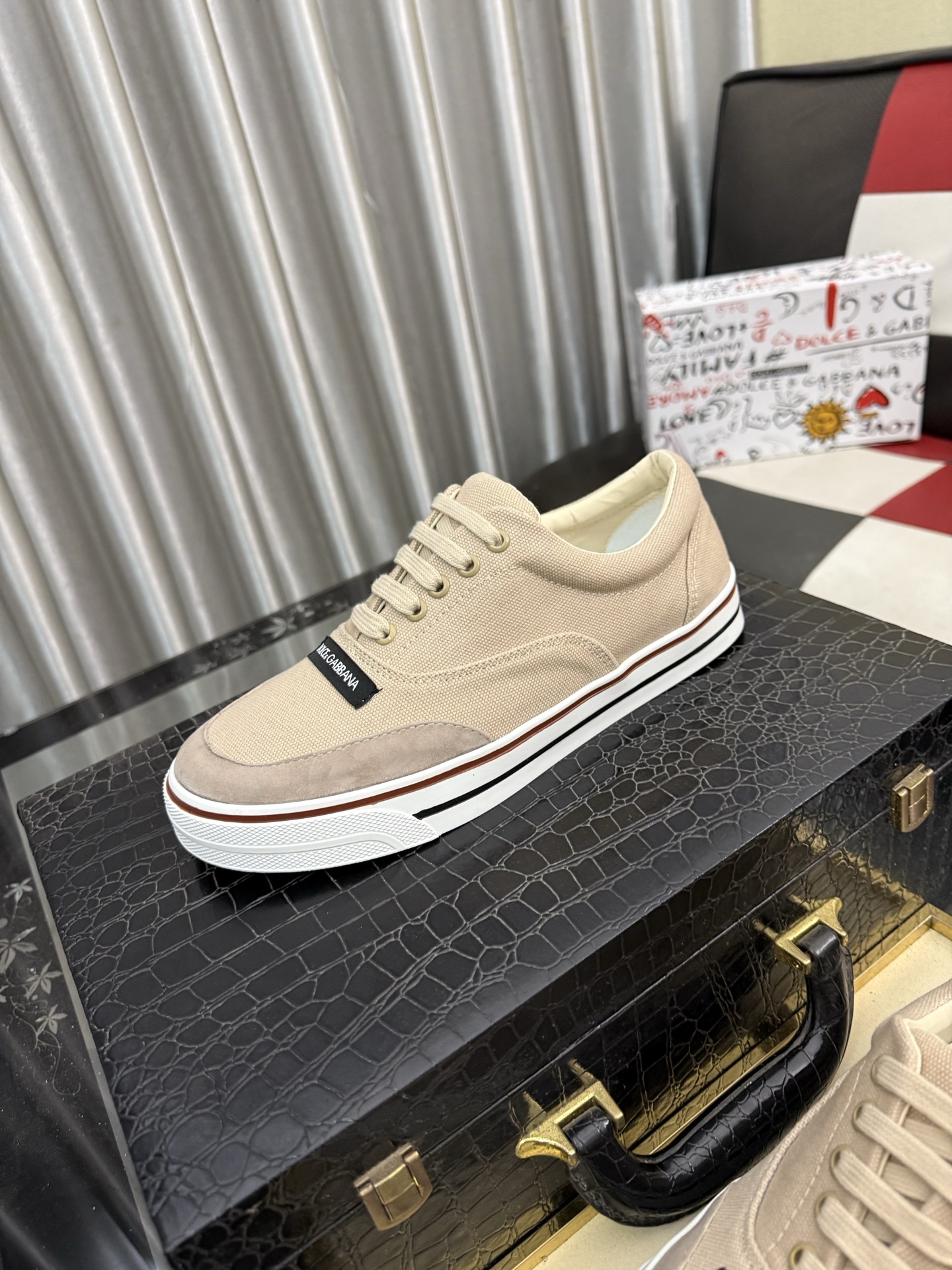 NO:955547,(DG) The latest sports and casual shoes are fashionable and versatile, and can add luster to various looks. The exquisite design is uniquely dynamic and modern, showing a modern and elegant style. Size38-46,19860909（DG）最新运动休闲鞋时尚百搭,可为各式造型增光添彩.塑造独具动感活力与摩登气息的精致设计,尽显现代优雅格调. Size38-46,,Men's shoes
