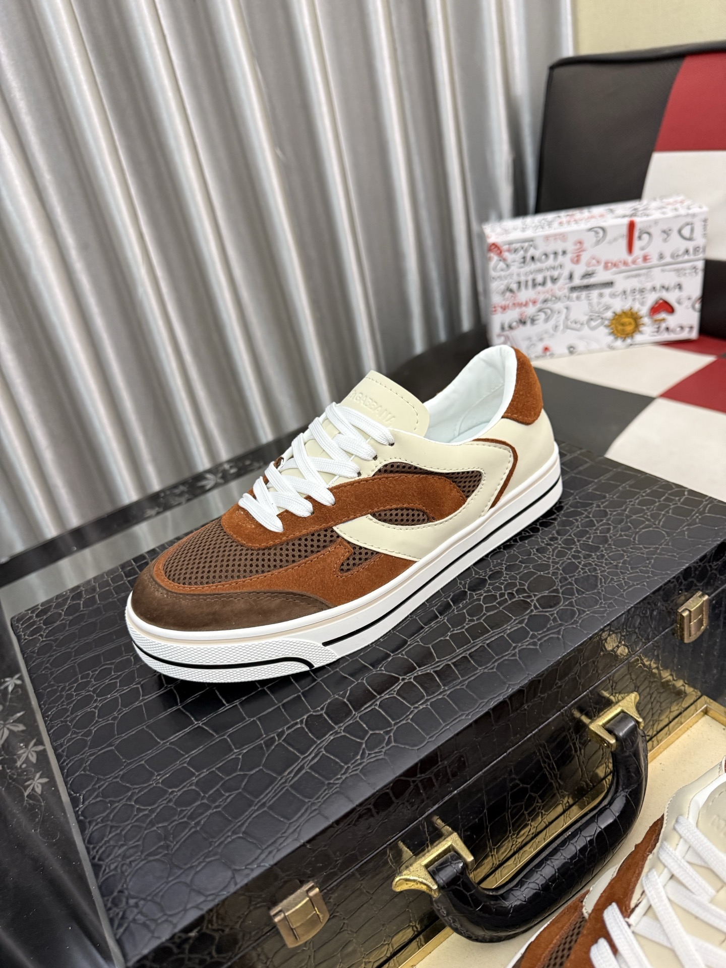 NO:955558,(DG) The latest sports and casual shoes are fashionable and versatile, and can add luster to various looks. The exquisite design is uniquely dynamic and modern, showing a modern and elegant style. Size38-46,19860909（DG）最新运动休闲鞋时尚百搭,可为各式造型增光添彩.塑造独具动感活力与摩登气息的精致设计,尽显现代优雅格调. Size38-46,,Men's shoes