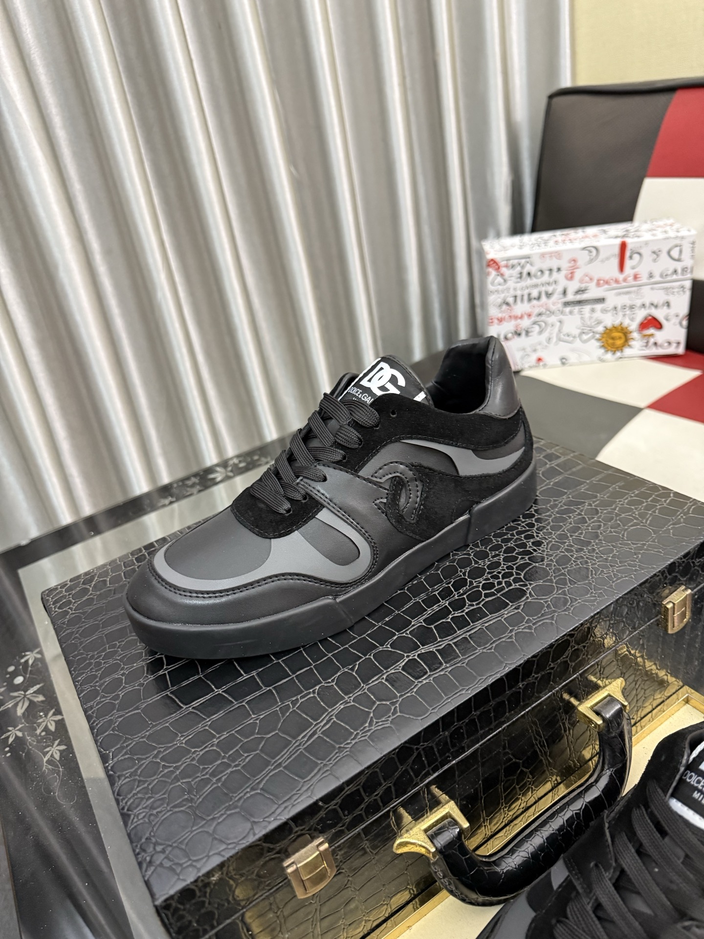 NO:955563,(DG) The latest sports and casual shoes are fashionable and versatile, and can add luster to various looks. The exquisite design is uniquely dynamic and modern, showing a modern and elegant style. Size36-46,19860909（DG）最新运动休闲鞋时尚百搭,可为各式造型增光添彩.塑造独具动感活力与摩登气息的精致设计,尽显现代优雅格调. Size36-46,,Men's shoes