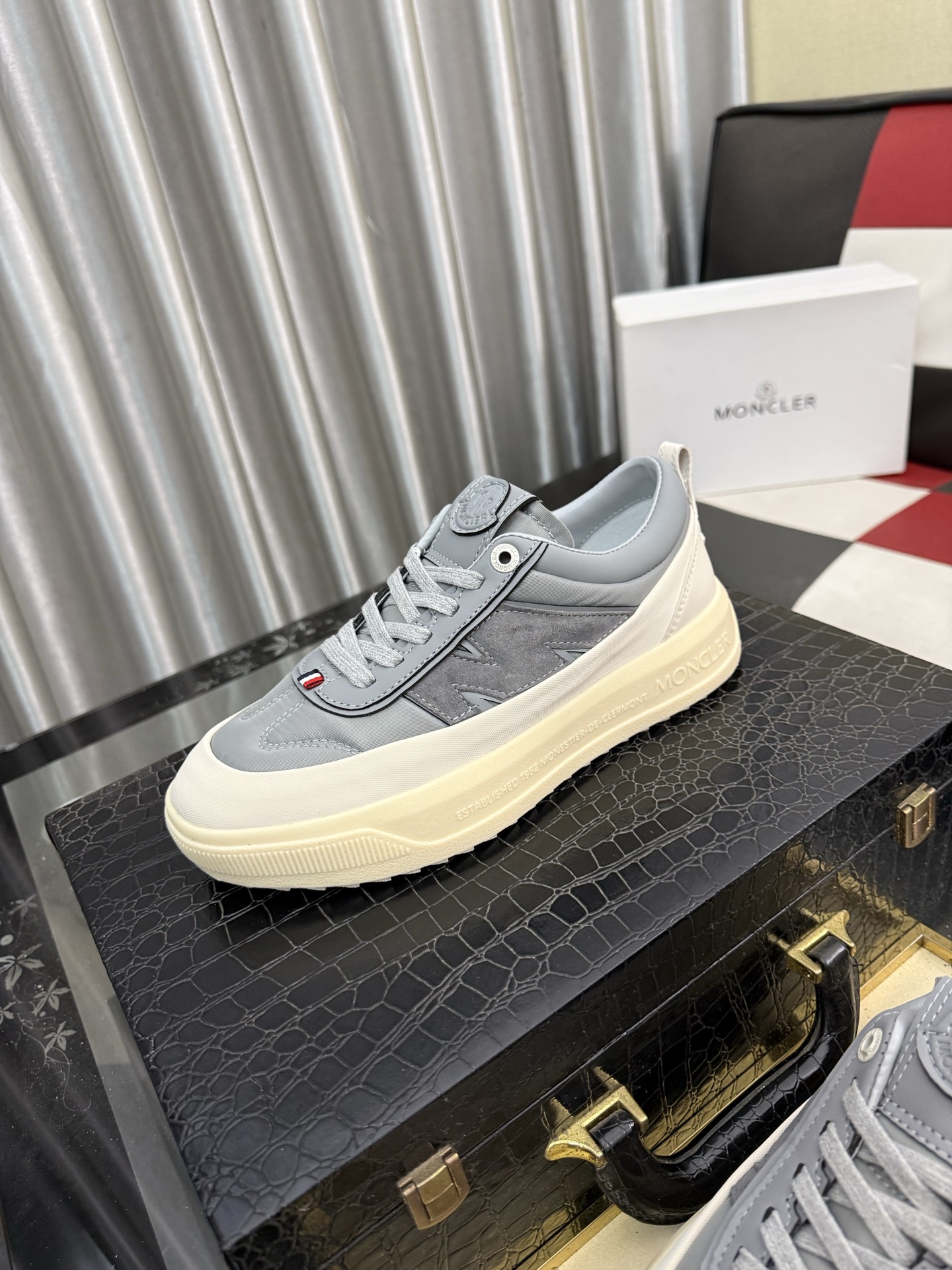 NO:955579,Moncler muzzle for men in winter, imported breathable mesh, neoprene, made of various materials, the upper is designed with shoelaces and rubber inserts, and the Moncler logo on the heel. The outsole is made of TPU + rubber + high elastic rubber foam combination, which has high elasticity and high wear resistance, improving comfort. Whether it is the upper or the color design, it is worth buying!  Size36-46,,Moncler19860909Moncler蒙口 男士冬季,进口透气网面、氯丁橡胶 各种材质拼接打造,鞋面采用鞋带和橡胶嵌件设计,后跟Moncler标志,大底采用TPU+橡胶+高弹橡胶发泡组合成型,具有高弹性高耐磨性,提高舒适性,无论是鞋面还是颜色设计都值得入手！ Size36-46,,Moncler,Men's shoes